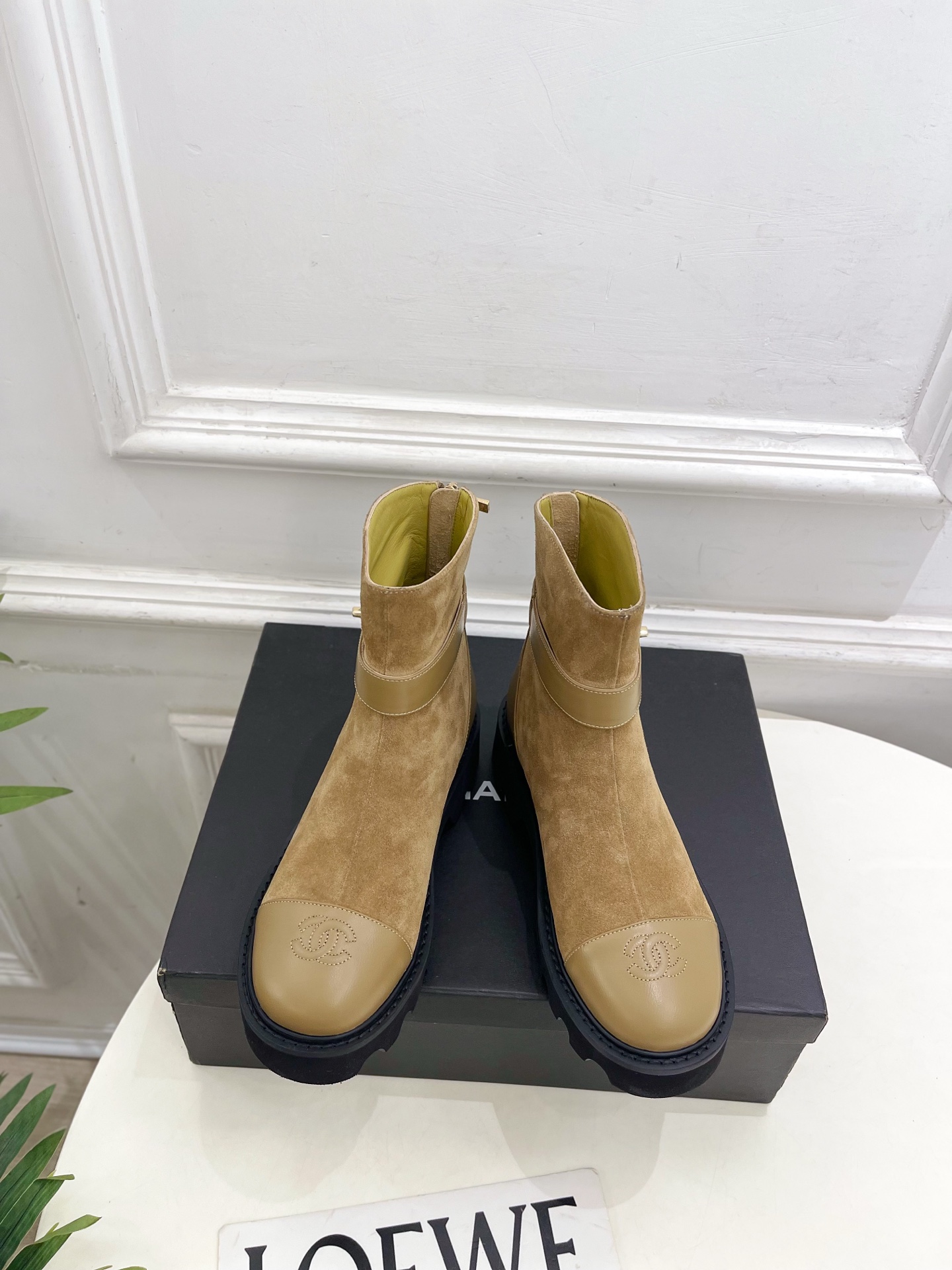 NO:628621,| Xiaoxiang 25 2025 autumn and winter new products, classic catwalk style in the counter, Xiaoxiang double C color matching back zipper thick-soled short boots are new in the series. The absolute best in the BS fashion circle. The matching will interpret the meticulous, minimalist and classic elements that will never fade away. It will show a unique dressing style that is too beautiful to say. A must-have item for summer... ━━━━━ t  ━━━━━ Highly customized upper with original lambskin/sheep leather lining with imported silk sheepskin lining. Original original molded custom anti-slip outsole. Heel height 4.5cm. Shoe size: 35-39 (40.41 customization is not returnable), boots, boots, sheepskin, sheep.19860909| 小香 25 2025 秋冬新品 专柜经典走秀款 小香双C拼色后拉链厚底短靴 系列上新 BS时尚圈的绝绝子 搭配将演绎着细致 极简 永不褪去的经典元素 展现与众不同的穿搭风格美到无话可说 夏季必入款…… ━━━━━ t ━━━━━ 鞋面高定制原版小羊皮/羊猄 内里进口丝绸羊皮里 大底原版开模定制防滑大底  跟高4.5cm 鞋码: 35-39（40.41定制不退换）,靴子,boots,sheepskin,sheep,Women's Shoes