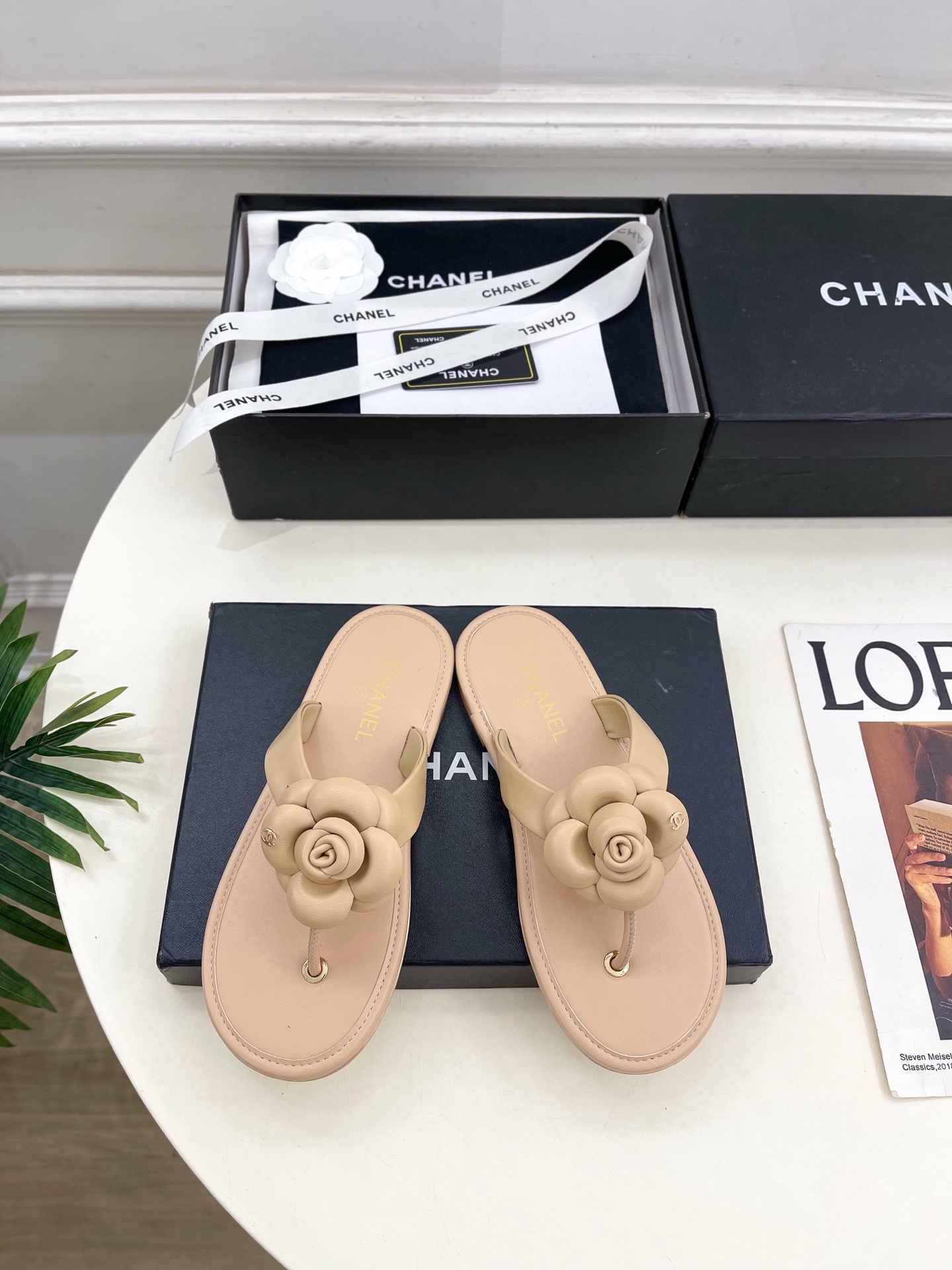 NO:628614,| Xiaoxiang 25 2025 early spring new products, classic catwalk models in the counter, Xiaoxiang double C camellia flip-flops are new in the series. The absolute best in the BS fashion circle. The matching will interpret the meticulous, minimalist and classic elements that will never fade away. It will show a unique dressing style that is too beautiful to say. A must-have item for summer... ━━━━━ t ━━━━━  Highly customized original leather upper, imported silk sheepskin lining, outsole, original Italian leather outsole, high flat heel, shoe size: 35-39 (40.41 customized, non-refundable), split-toe shoes, slippers, sheepskin, Leather soles19860909| 小香 25 2025早春新品 专柜经典走秀款 小香双C山茶花夹脚人字拖鞋 系列上新 BS时尚圈的绝绝子 搭配将演绎着细致 极简 永不褪去的经典元素 展现与众不同的穿搭风格美到无话可说 夏季必入款…… ━━━━━ t ━━━━━ 鞋面高定制原版皮料 内里进口丝绸羊皮里 大底原版意大利真皮大底 跟高平底  鞋码: 35-39（40.41定制不退换）,分趾鞋,slippers,sheepskin,Leather soles,Women's Shoes