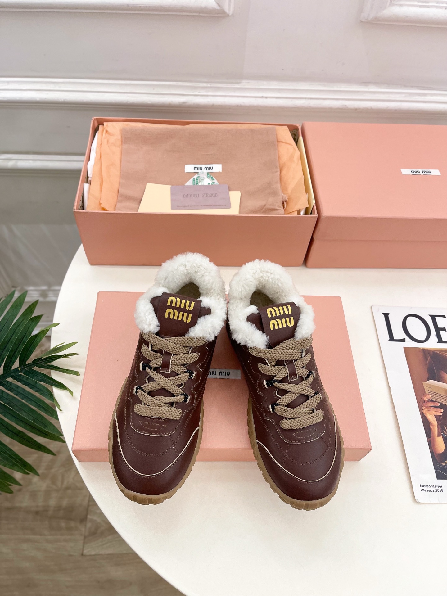 NO:628647,Miu Miu | Miu Miu 25’s counter features the latest styles. The new 2025 autumn and winter Tire series wool casual sports shoes are now available!  BS Miaojia's high-end products, top-notch craftsmanship to create exquisite quality, unparalleled comfort, it is definitely a love at first sight!  Fashionable and versatile, a must-have for everyone!  ━━━━━ t ━━━━━ Upper original specific cowhide lining: imported wool lining outsole original molded TPU non-slip outsole Heel height 2.5cm Shoe size: 35-39 (40 customized non-returnable), casual shoes/sports shoes, miumiu, sneakers, cowhide19860909Miu Miu | 缪缪 25 专柜主打最新秀款 2025秋冬新品Tyre系列羊毛休闲运动鞋火爆上新！ BS缪家高货 顶级工艺打造精品质感 无敌舒适 绝对是一见钟情款！时尚百搭,人手必备！ ━━━━━ t ━━━━━ 鞋面原版特定牛皮  内里: 进口羊毛里 大底原版开模TPU防滑大底 跟高2.5cm 鞋码: 35-39(40定制不退换）,休闲鞋/运动鞋,miumiu,sneakers,cowhide,Women's Shoes