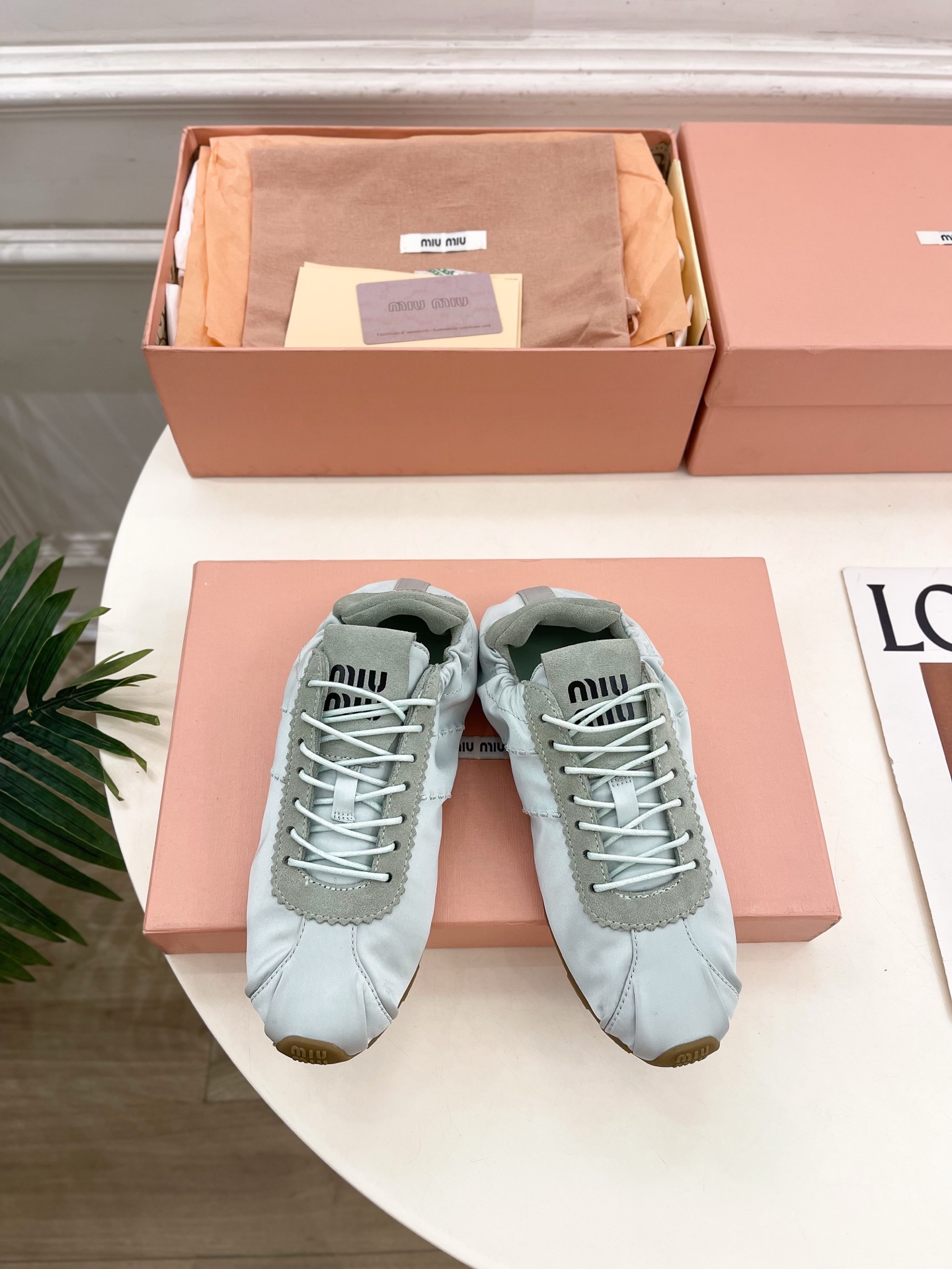 NO:628577,Miu Miu | Miu Miu 25 2025 new products, the counter features the latest catwalk style Plume satin ballet moral casual shoes, hot new arrival!  BS Miaojia's high-end products, top-notch craftsmanship to create exquisite quality, unparalleled comfort, it is definitely a love at first sight!  Fashionable and versatile, a must-have for everyone!  T19860909Miu Miu | 缪缪 25 2025新品 专柜主打最新走秀款 Plume 缎面芭蕾德训休闲鞋 火爆上新！ BS缪家高货 顶级工艺打造精品质感 无敌舒适 绝对是一见钟情款！时尚百搭,人手必备！ ━━━━━ t ━━━━━ 鞋面原版特定绸缎拼接牛返绒  内里: 进口羊皮里 大底原版开模TPU防滑大底 跟高1.2cm 鞋码: 35-39(40定制不退换）,休闲鞋/运动鞋,miumiu,sneakers,sheepskin,silk fabric,Women's Shoes