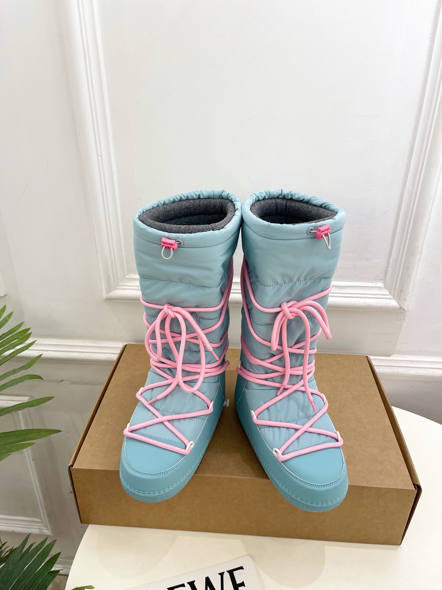 NO:629973,INUIKII 2025 Autumn and Winter Show Trendy Brand Down Boots Ski Shoes High Snow Boots These ski boots are very popular this year, the color combination is very fashionable, and the cool personality is very strong!  Fashion hits the streets!  All major Internet celebrities have the same style!  A must-have item for winter skiing. This shoe is very comfortable and feels great. The fabric is imported tarpaulin. The lining is eco-friendly and warm wool. The outsole is an original open-molded non-slip sole. The size is 35-39 (40 and 41 customizations are non-refundable). Price, snow boots, boots, down jacket19860909INUIKII 2025秋冬秀款潮牌羽绒靴滑雪鞋 高筒雪地靴 这款滑雪鞋今年非常爆,色彩搭配非常时尚 超酷个性非常强！潮派炸街！各大网红明星同款！冬季滑雪必备爆款 这款鞋子上脚非常舒服,脚感很棒 面料进口防水布 内里环保保暖毛呢 大底原版开模防滑鞋底 码数35-39（40 41定制不退换) 价格,雪地靴,boots,down jacket,Women's Shoes