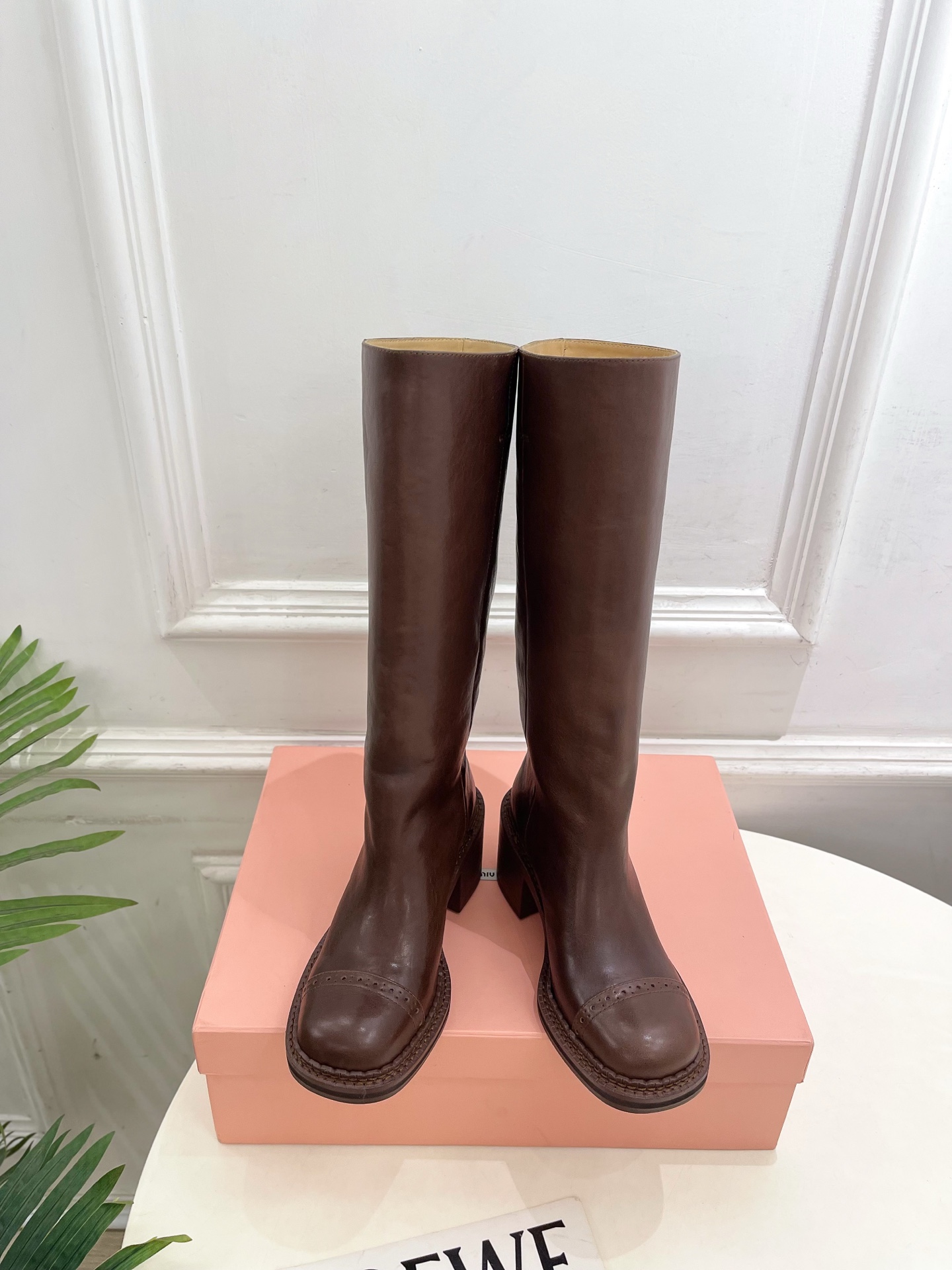 NO:629965,Miu Miu | Miu Miu 25 new autumn and winter products. The latest model in the counter. Miu Miu thick heel high knight boots are new!  BS Miaojia's high-end products, top-notch craftsmanship to create exquisite quality, unparalleled comfort, it is definitely a love at first sight!  Fashionable and versatile, a must-have for everyone!  T19860909Miu Miu | 缪缪 25 秋冬新品 专柜最新款 缪缪一脚蹬粗跟高筒骑士靴上新！ BS缪家高货 顶级工艺打造精品质感 无敌舒适 绝对是一见钟情款！时尚百搭,人手必备！ ━━━━━ t ━━━━━  鞋面顶级头层小牛皮  内里: 进口羊皮里 大底原版进口真皮大底 跟高7cm 鞋码: 35-39(40.定制不退换）  短靴 长靴,靴子,miumiu,boots,cowhide,sheepskin,Leather soles,Women's Shoes