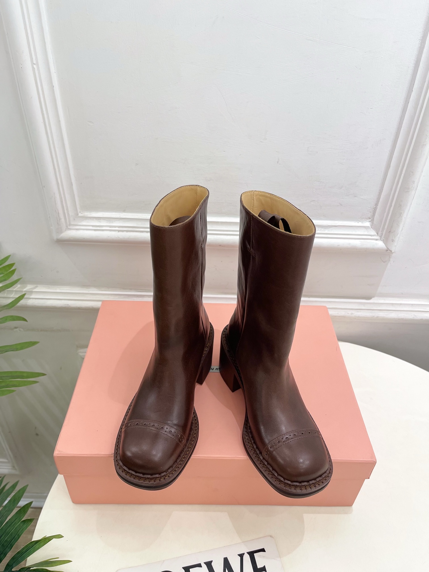 NO:629969,Miu Miu | Miu Miu 25 new products for autumn and winter. The latest model at the counter. Miu Miu one-leg thick heel mid-calf knight boots are new!  BS Miaojia's high-end products, top-notch craftsmanship to create exquisite quality, unparalleled comfort, it is definitely a love at first sight!  Fashionable and versatile, a must-have for everyone!  T19860909Miu Miu | 缪缪 25 秋冬新品 专柜最新款 缪缪一脚蹬粗跟中筒骑士靴上新！ BS缪家高货 顶级工艺打造精品质感 无敌舒适 绝对是一见钟情款！时尚百搭,人手必备！ ━━━━━ t ━━━━━  鞋面顶级头层小牛皮  内里: 进口牛皮里 大底原版进口真皮大底 跟高7cm 鞋码: 35-39(40.定制不退换）  短靴 长靴,靴子,miumiu,boots,cowhide,Leather soles,Women's Shoes