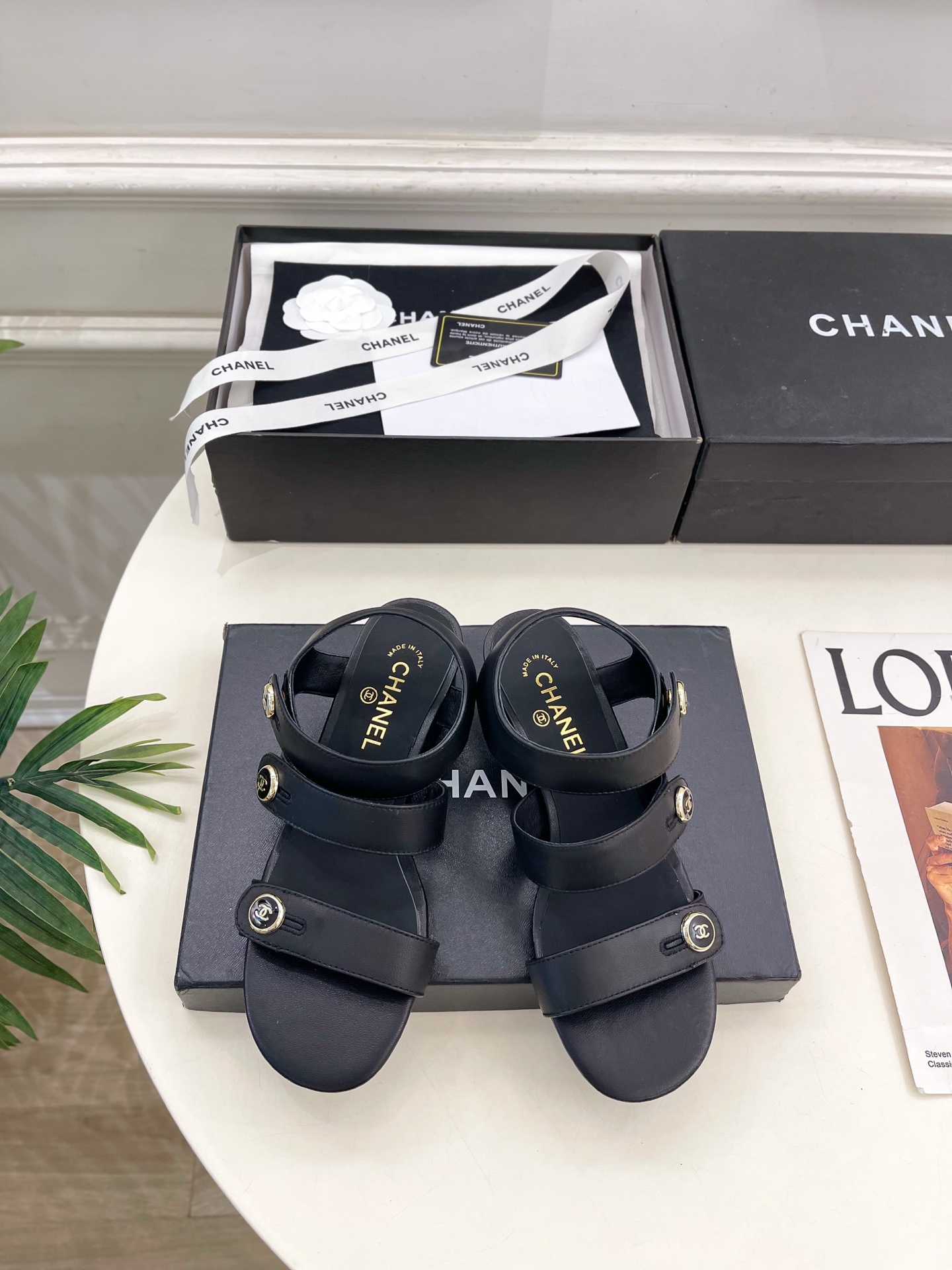 NO:629956,| Xiaoxiang 26 2026 Early Spring New Products, Counter Classics Xiaoxiang Double C Button Block Heel Sandals New Series, a masterpiece in the BS fashion circle. The matching will interpret the meticulous, minimalist, and classic elements that will never fade away, showing a unique dressing style that is too beautiful to say. A must-have style for summer... ━━━━━ t ━━━━━  Upper original high-customized lambskin/stripe cloth lining imported mixed sheepskin lining original imported genuine leather outsole Heel height 4cm/8.5cm Shoe size: 35-39 (40.41 customized non-refundable), high heels and slippers, sandals, high heels, slippers, sheepskin, Leather soles19860909| 小香 26 2026早春新品 专柜经典款 小香双C纽扣粗跟凉鞋系列上新 BS时尚圈的绝绝子 搭配将演绎着细致 极简 永不褪去的经典元素 展现与众不同的穿搭风格美到无话可说 夏季必入款…… ━━━━━ t ━━━━━ 鞋面原版高定制小羊皮/条纹布 内里进口混种羊皮里  大底原版进口真皮大底  跟高4cm/8.5cm 鞋码: 35-39（40.41定制不退换）,高跟鞋拖鞋,sandals,high heels,slippers,sheepskin,Leather soles,Women's Shoes