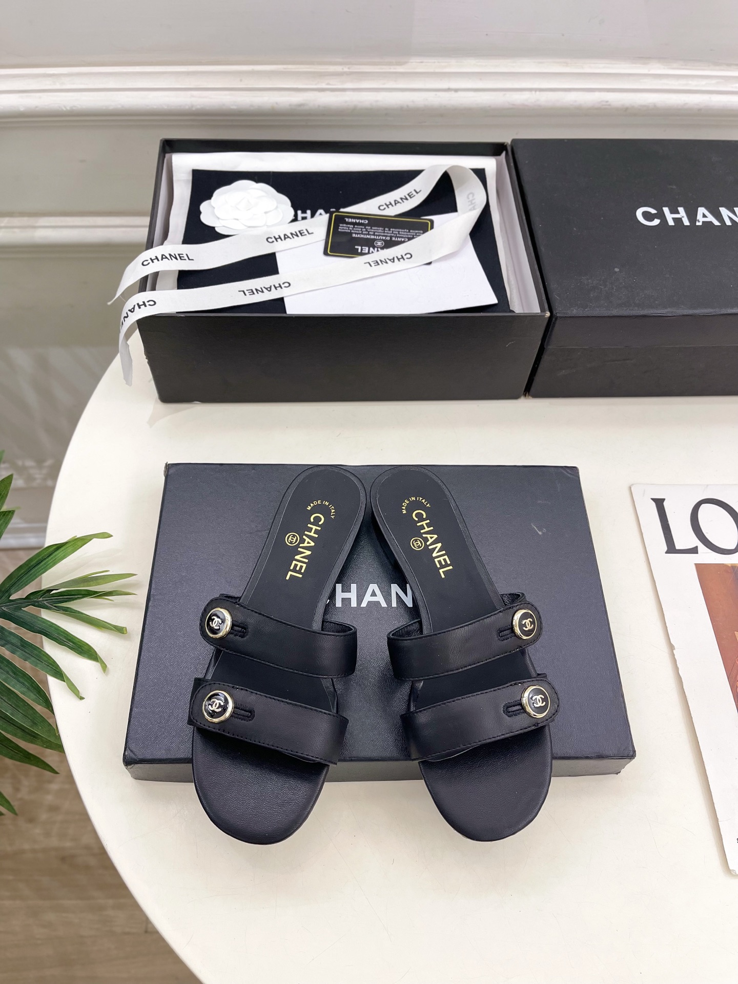 NO:629961,| Xiaoxiang 26 2026 Early Spring New Products, Counter Classics, Xiaoxiang Double C Button Block Heel Slippers New Series, a masterpiece in the BS fashion circle, the matching will interpret the meticulous, minimalist, and classic elements that will never fade away, showing a unique dressing style that is too beautiful to say, a must-have in summer... ━━━━━ t ━━━━━  Upper original high-customized lambskin/stripe cloth lining imported mixed sheepskin lining original imported genuine leather outsole Heel height 1.5cm/4cm/8.5cm Shoe size: 35-39 (40.41 customized non-returnable), high heels slippers, high heels, slippers, sheepskin, Leather soles19860909| 小香 26 2026早春新品 专柜经典款 小香双C纽扣粗跟拖鞋系列上新 BS时尚圈的绝绝子 搭配将演绎着细致 极简 永不褪去的经典元素 展现与众不同的穿搭风格美到无话可说 夏季必入款…… ━━━━━ t ━━━━━ 鞋面原版高定制小羊皮/条纹布 内里进口混种羊皮里  大底原版进口真皮大底  跟高1.5cm/4cm/8.5cm 鞋码: 35-39（40.41定制不退换）,高跟鞋拖鞋,high heels,slippers,sheepskin,Leather soles,Women's Shoes