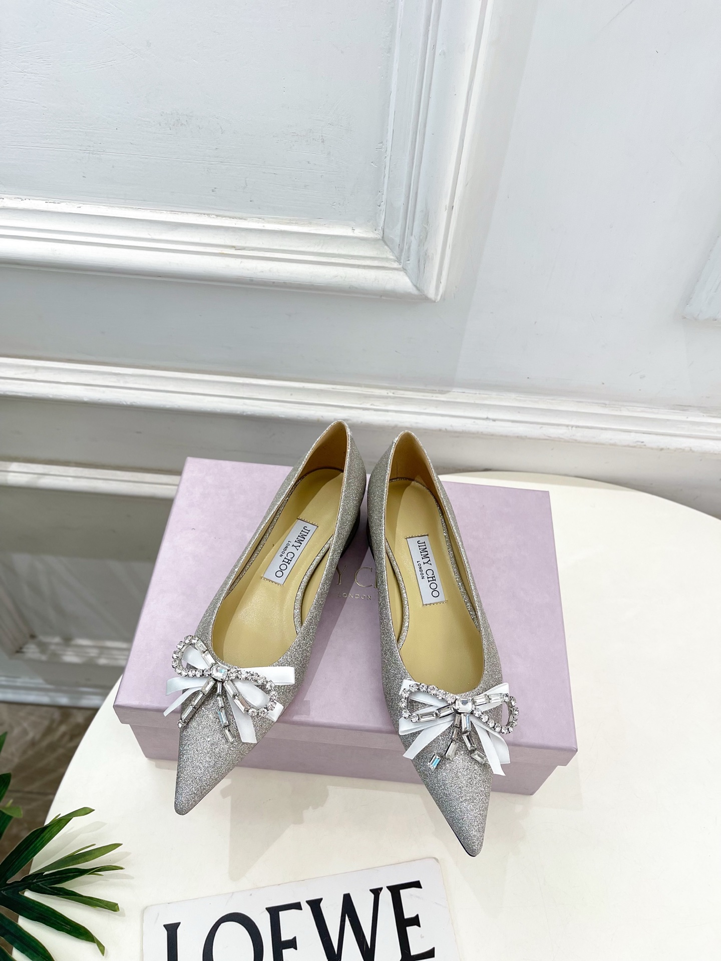 NO:629951,JimmyChoo Jimmy Choo 26 ———— 2026ss early spring new pointed toe rhinestone bow thick heel single shoes, ladylike style, a shoe that is super comfortable for the feet, timeless, fashionable charm starts from the first step, enjoy the envious eyes, pointed toe high heels are more popular this year, and they have begun to lead the fashion trend again, versatile and durable. Original high-customized imported leather upper, imported sheepskin lining, outsole, original Italian leather outsole, heel height 3cm  Sizes 35~39 (34.40.41 custom-made, non-refundable), single shoes, jimmy choo, jimmy choo, high heels, sheepskin, Leather soles19860909JimmyChoo吉米周 26 ———  2026ss早春新品尖头水钻蝴蝶结粗跟单鞋 名媛气质款 上脚超级舒适的一款鞋,历久弥新,时髦魅力始于足下,悦享羡慕眼光,今年尖头高跟鞋比较香,又开始引领时尚趋势了,百搭耐看 鞋面原版高定制进口皮料 内里进口羊皮里 大底原版意大利真皮大底 跟高3cm 尺码35~39（34.40.41定做不退换）,单鞋,jimmy choo,jimmy choo,high heels,sheepskin,Leather soles,Women's Shoes