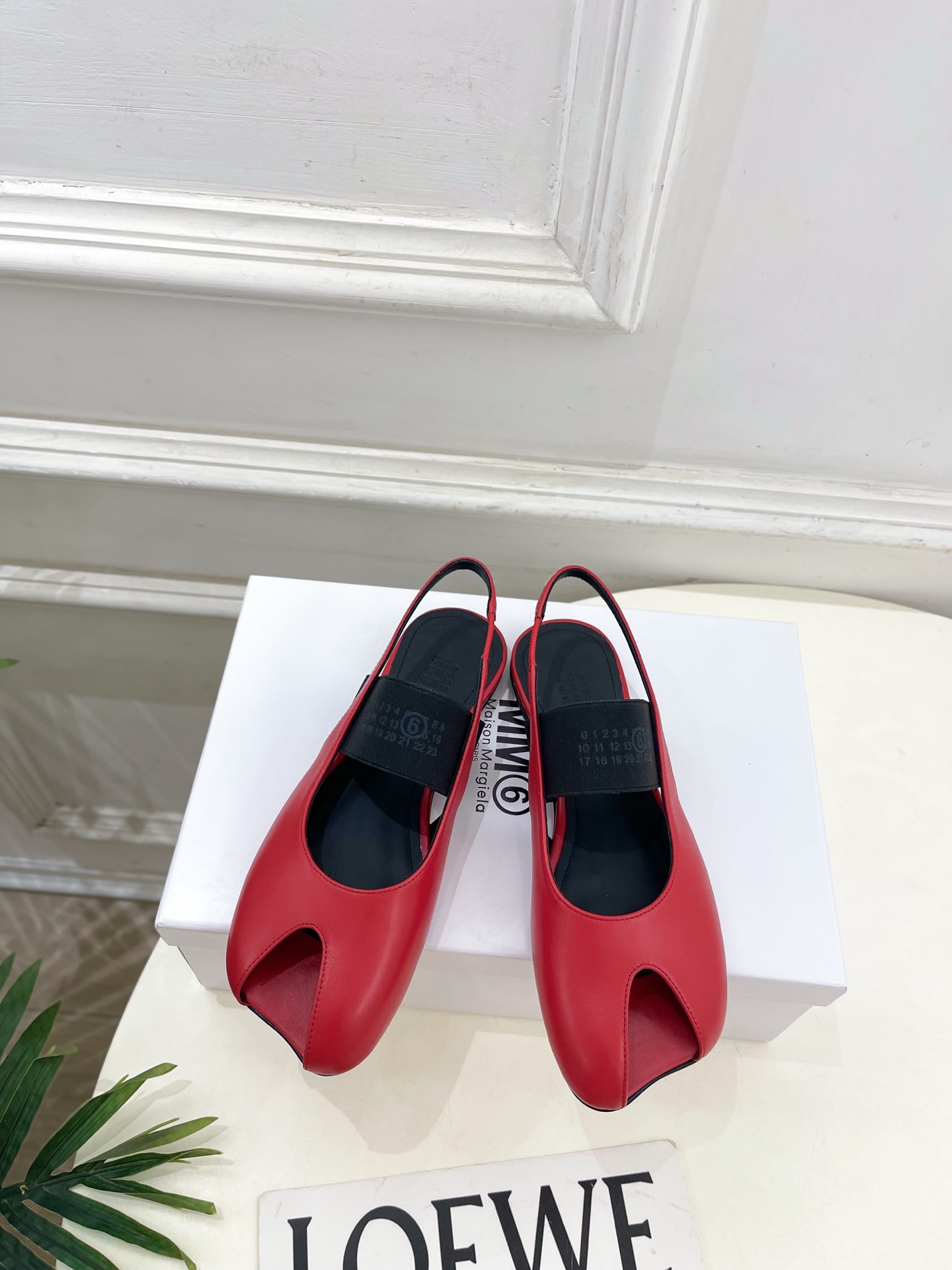 NO:629946,Maison Margiela 26 2026 early spring new style MM6 Margiela letter elastic band Mary Jane flat sandals———————— MM6 is the most popular genius designer brand in the past two years. Its simple design and luxurious texture will make you put it down. If you don’t want to hit the streets, you can check out this brand. It is relatively niche but is so easy to match. You can see this brand everywhere on Instagram and Xiaohongshu!  BS original one-to-one customization, original custom-made cowhide for upper, imported cowhide lining for outsole, original Italian genuine leather outsole, high flat heel, size 35-39 (40.41 can be customized), sandals, masion margiela, masion margiela, sandals, mary jane, cowhide, Leather soles19860909Maison Margiela马吉拉 26 2026早春新款 MM6马吉拉字母弹力带玛丽珍平底凉鞋———————— MM6作为这两年最受欢迎的鬼才设计师品牌,设计简单、奢华的质感让你爱不释手 不想满大街撞款的可以看看这个品牌,比较小众却又是那么好搭配,ins、小红书随处可见这个品牌的身影 ！BS原版一比一定制 鞋面原版特定制牛皮 内里进口牛皮里 大底原版意大利真皮大底 跟高平底 码数35-39（40.41可定做）,凉鞋,masion margiela,masion margiela,sandals,mary jane,cowhide,Leather soles,Women's Shoes