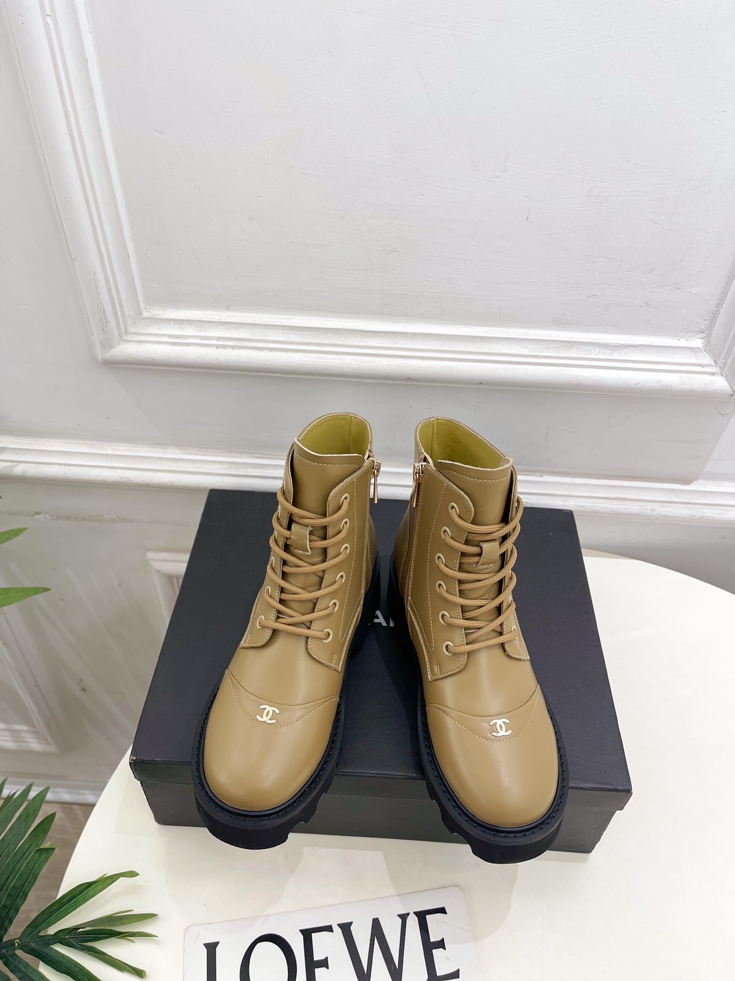 NO:630737,| Xiaoxiang 25 2025 new autumn and winter products, classic catwalk models in the counter, Xiaoxiang double C lace-up thick-soled Martin boots and short boots are new in the series. The absolute best in the BS fashion circle. The matching will interpret the meticulous, minimalist and never-fading classic elements, showing a unique dressing style that is too beautiful to say. A must-have for summer... ━━━━━ t  ━━━━━ Highly customized original lambskin upper, imported silk sheepskin lining, original molded custom anti-slip outsole, heel height 4.5cm, shoe size: 35-39 (40.41 customized, non-refundable), boots, boots, sheepskin19860909| 小香 25 2025 秋冬新品 专柜经典走秀款 小香双C系带厚底马丁靴 短靴 系列上新 BS时尚圈的绝绝子 搭配将演绎着细致 极简 永不褪去的经典元素 展现与众不同的穿搭风格美到无话可说 夏季必入款…… ━━━━━ t ━━━━━ 鞋面高定制原版小羊皮 内里进口丝绸羊皮里 大底原版开模定制防滑大底  跟高4.5cm 鞋码: 35-39（40.41定制不退换）,靴子,boots,sheepskin,Women's Shoes