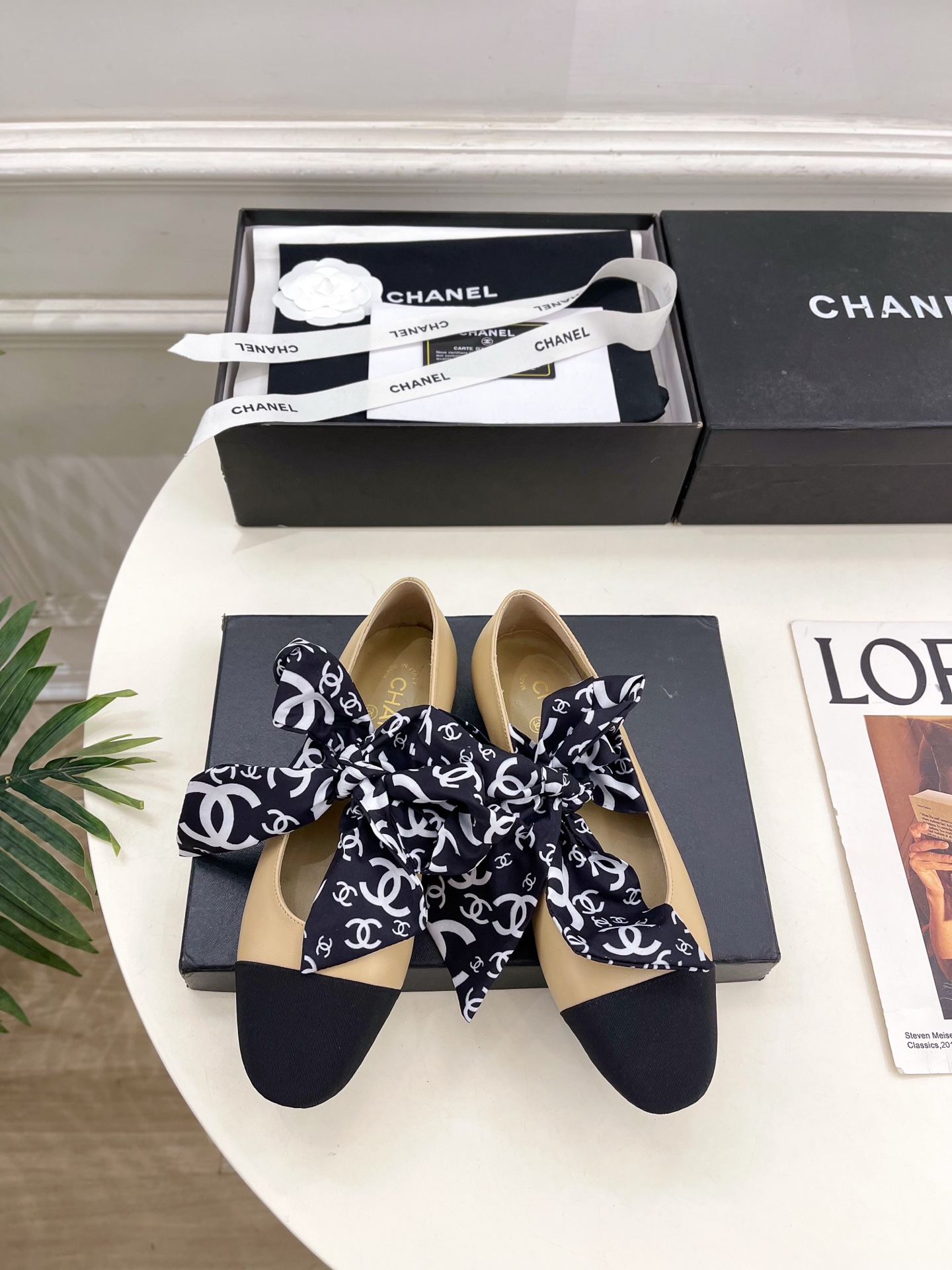 NO:630739,| Xiaoxiang 25 2025 new autumn and winter products, classic catwalk models in the counter, Xiaoxiang double C bow color-blocked Mary Jane flat shoes are new in the series. The absolute best in the BS fashion circle. The matching will interpret the meticulous, minimalist and classic elements that will never fade away. It will show a unique dressing style that is too beautiful to say. A must-have for summer... ━━━━━ t  ━━━━━ Highly customized lambskin upper, imported silk sheepskin lining, outsole, original Italian leather outsole, high flat heel, shoe size: 35-39 (40.41 customized, non-refundable), Mary Jane, flats, sheepskin, Leather soles19860909| 小香 25 2025 秋冬新品 专柜经典走秀款 小香双C蝴蝶结拼色玛丽珍平底鞋 系列上新 BS时尚圈的绝绝子 搭配将演绎着细致 极简 永不褪去的经典元素 展现与众不同的穿搭风格美到无话可说 夏季必入款…… ━━━━━ t ━━━━━ 鞋面高定制小羊皮  内里进口丝绸羊皮里 大底原版意大利真皮大底 跟高平底 鞋码: 35-39（40.41定制不退换）,玛丽珍,mary jane,flats,sheepskin,Leather soles,Women's Shoes