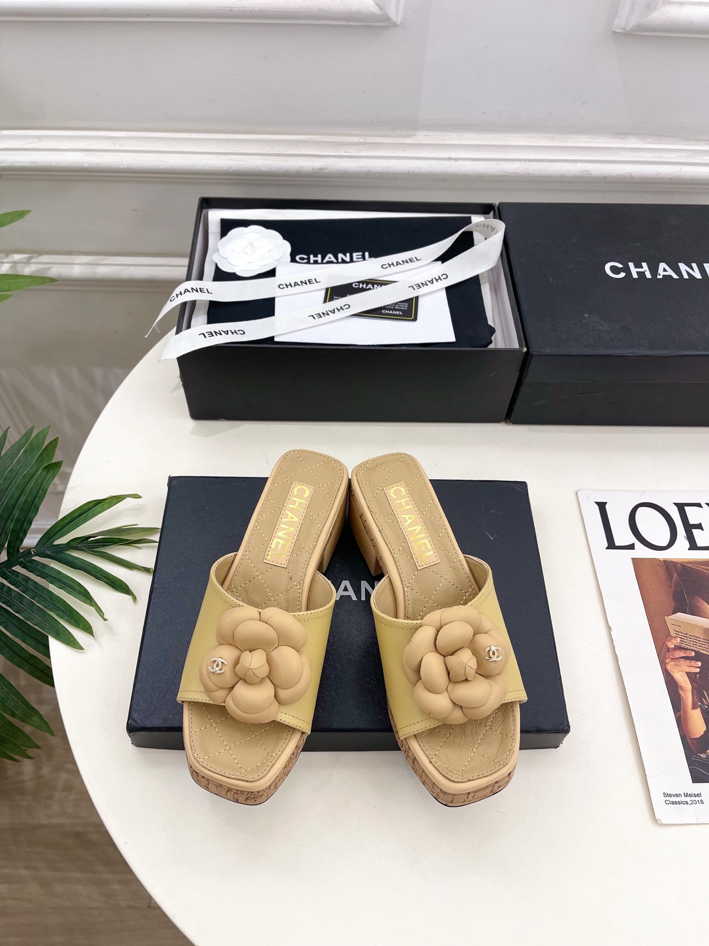 NO:630736,| Xiaoxiang 26 2026 Early Spring New Products Counter Classic Xiaoxiang Double C Camellia Thick Heel Wood Grain Water Table Slippers New Series A must-have in the BS fashion circle. The matching will interpret the meticulous, minimalist and classic elements that will never fade away. It will show a unique dressing style that is too beautiful to say. A must-have for summer... ━━━━━ t ━━━━━  Original high-customized lambskin/cow patent leather upper, imported hybrid sheepskin lining, original imported genuine leather outsole, heel height 5.5cm, water platform 2cm, shoe size: 35-39 (40.41 customized, non-returnable), slippers, slippers, sheepskin, Leather soles19860909| 小香 26 2026早春新品 专柜经典款 小香双C山茶花粗跟木纹水台拖鞋 系列上新 BS时尚圈的绝绝子 搭配将演绎着细致 极简 永不褪去的经典元素 展现与众不同的穿搭风格美到无话可说 夏季必入款…… ━━━━━ t ━━━━━ 鞋面原版高定制小羊皮/牛漆皮 内里进口混种羊皮里  大底原版进口真皮大底 跟高5.5cm、水台2cm 鞋码: 35-39（40.41定制不退换）,拖鞋,slippers,sheepskin,Leather soles,Women's Shoes