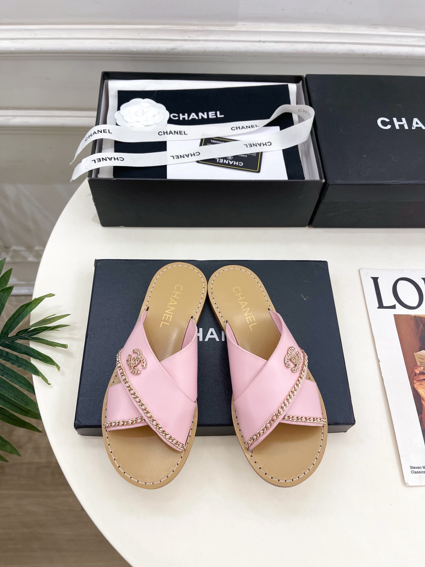 NO:630732,| Xiaoxiang 26 2026 Early Spring New Products, Counter Classics Xiaoxiang Double C Chain Cross Flat Slippers Series is New. A must-have in the BS fashion circle. The combination will interpret the meticulous, minimalist and classic elements that will never fade away. Showing a unique dressing style that is too beautiful to say. A must-have item for summer... ━━━━━ t ━━━━━  Original high-customized lambskin upper, imported hybrid sheepskin lining, original imported genuine leather outsole, shoe size: 35-39 (40.41 customized, non-refundable), slippers, slippers, sheepskin, Leather soles19860909| 小香 26 2026早春新品 专柜经典款 小香双C链条交叉平底拖鞋系列上新 BS时尚圈的绝绝子 搭配将演绎着细致 极简 永不褪去的经典元素 展现与众不同的穿搭风格美到无话可说 夏季必入款…… ━━━━━ t ━━━━━ 鞋面原版高定制小羊皮  内里进口混种羊皮里  大底原版进口真皮大底 鞋码: 35-39（40.41定制不退换）,拖鞋,slippers,sheepskin,Leather soles,Women's Shoes