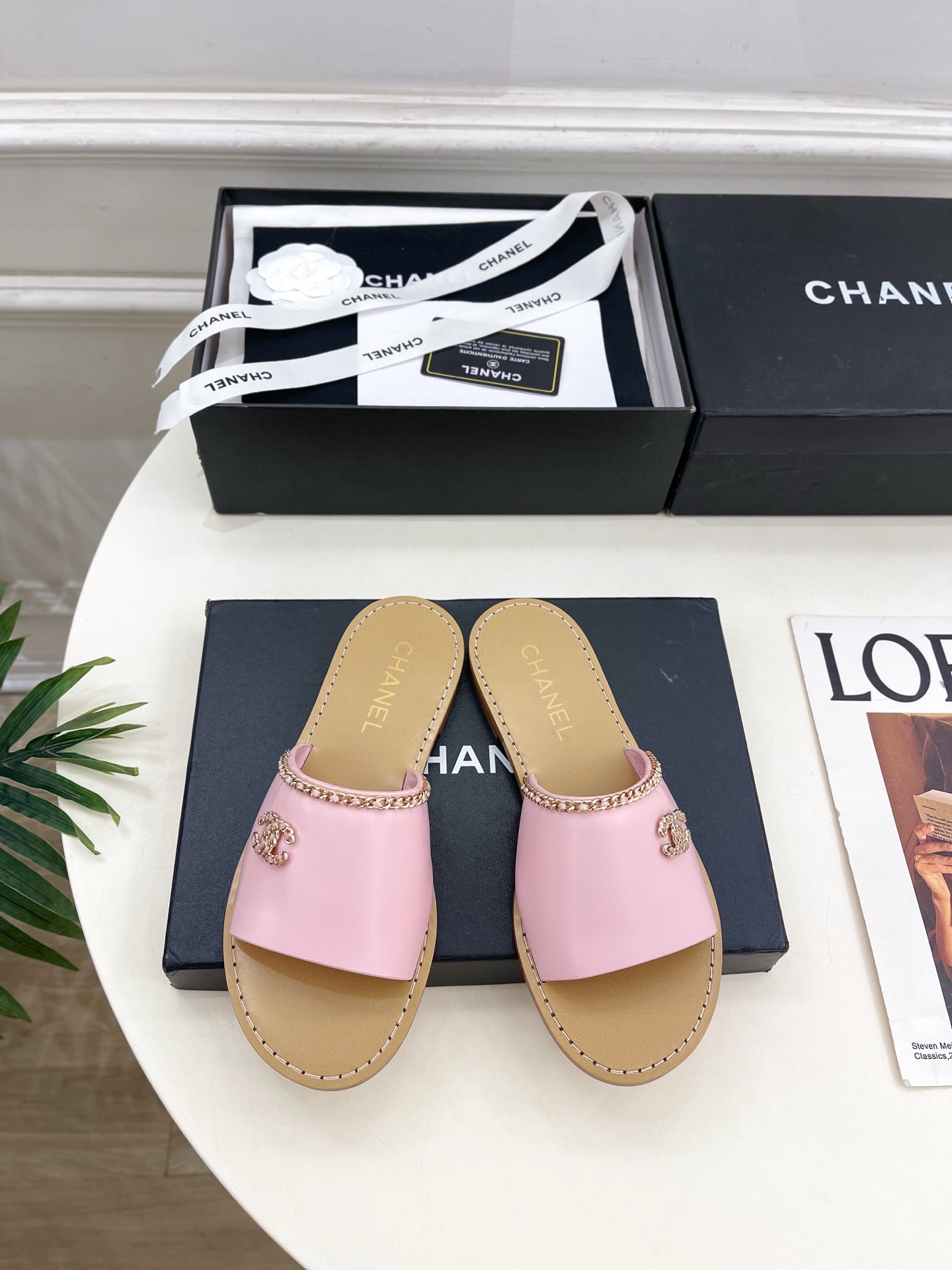 NO:630734,| Xiaoxiang 26 2026 Early Spring New Products, Counter Classics Xiaoxiang’s Double C Chain Flat Slippers Series is New. The absolute best in the BS fashion circle. The matching will interpret the meticulous, minimalist, and classic elements that will never fade away. It will show a unique dressing style that is too beautiful to say. A must-have item for summer... ━━━━━ t ━━━━━  Original high-customized lambskin upper, imported hybrid sheepskin lining, original imported genuine leather outsole, shoe size: 35-39 (40.41 customized, non-refundable), slippers, slippers, sheepskin, Leather soles19860909| 小香 26 2026早春新品 专柜经典款 小香双C链条平底拖鞋系列上新 BS时尚圈的绝绝子 搭配将演绎着细致 极简 永不褪去的经典元素 展现与众不同的穿搭风格美到无话可说 夏季必入款…… ━━━━━ t ━━━━━ 鞋面原版高定制小羊皮  内里进口混种羊皮里  大底原版进口真皮大底 鞋码: 35-39（40.41定制不退换）,拖鞋,slippers,sheepskin,Leather soles,Women's Shoes