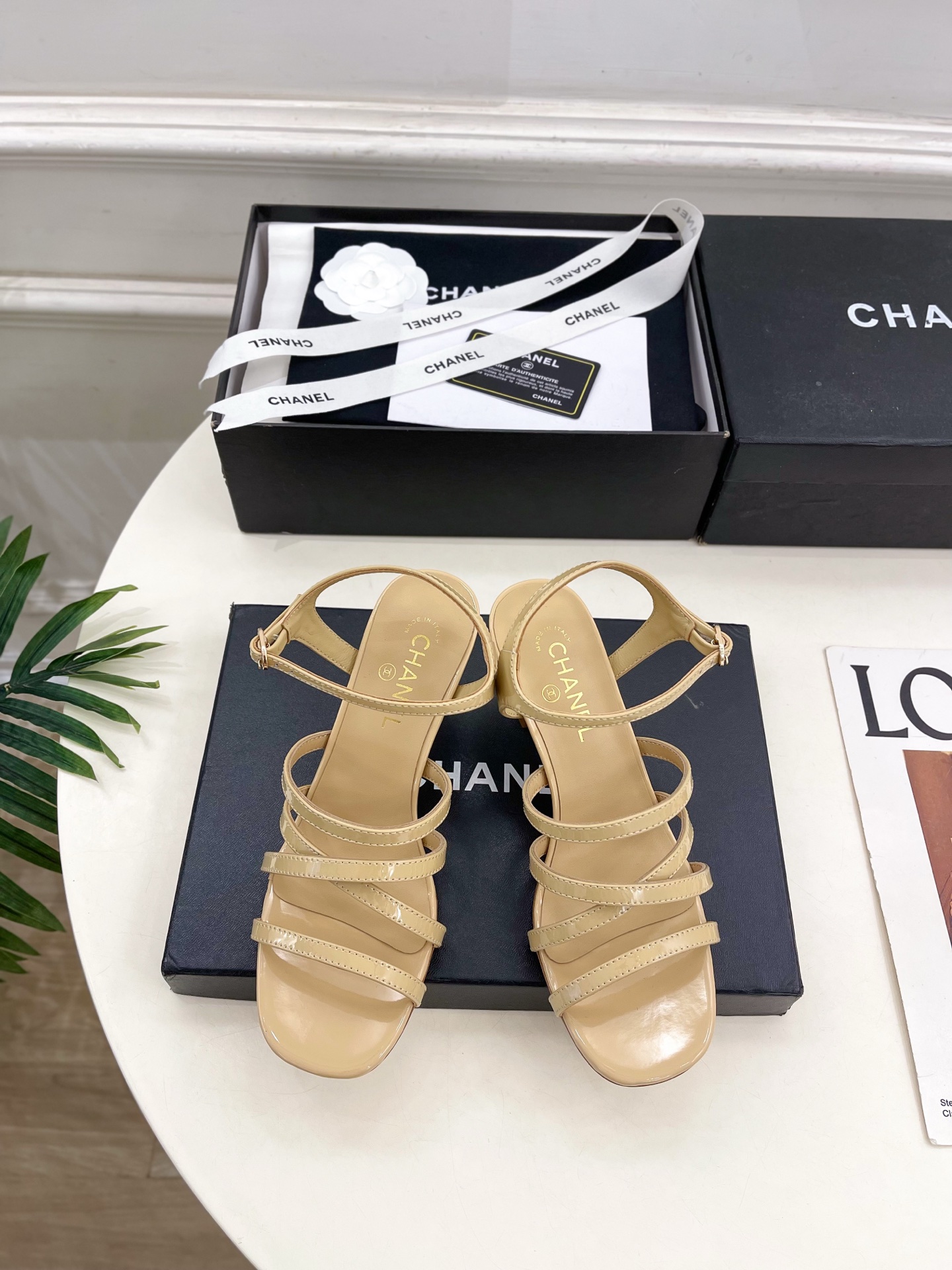 NO:630730,| Xiaoxiang 26 2026 early spring new products, classic catwalk models in the counter, Xiaoxiang double C wine glass and thin strap high-heeled sandals are new in the series. The absolute best in the BS fashion circle. The matching will interpret the meticulous, minimalist and classic elements that will never fade away. It will show a unique dressing style that is too beautiful to say. A must-have style in summer... ━━━━━ t ━━━━━  Highly customized cow patent leather upper, imported silk sheepskin lining, outsole, original Italian leather outsole, heel height 7cm/9cm, shoe size: 35-39 (40.41 customized, non-refundable), high heels, sandals, high heels, sheepskin, Leather soles19860909| 小香 26 2026早春新品 专柜经典走秀款 小香双C酒杯跟细带高跟凉鞋 系列上新 BS时尚圈的绝绝子 搭配将演绎着细致 极简 永不褪去的经典元素 展现与众不同的穿搭风格美到无话可说 夏季必入款…… ━━━━━ t ━━━━━ 鞋面高定制牛漆皮  内里进口丝绸羊皮里 大底原版意大利真皮大底 跟高7cm/9cm 鞋码: 35-39（40.41定制不退换）,高跟鞋凉鞋,sandals,high heels,sheepskin,Leather soles,Women's Shoes