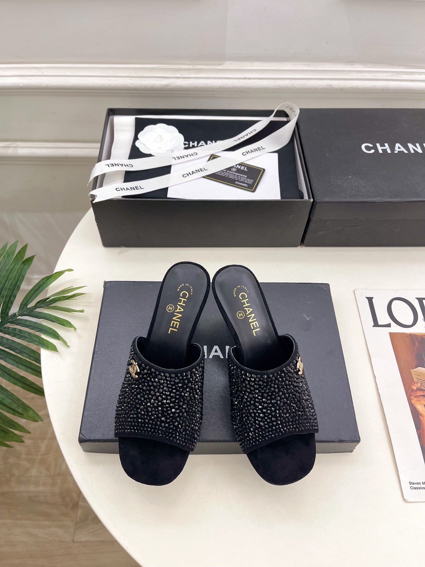 NO:630727,| Xiaoxiang 26 2026 early spring new products, classic catwalk models in the counter, Xiaoxiang double-C wine glasses and fish mouth high-heeled slippers are new in the series. The absolute best in the BS fashion circle. The matching will interpret the meticulous, minimalist and never-fading classic elements, showing a unique dressing style that is too beautiful to say. A must-have item for summer... ━━━━━ t ━━━━━  Highly customized cow patent leather upper, imported silk sheepskin lining, outsole, original Italian leather outsole, heel height 7cm/9cm, shoe size: 35-39 (40.41 customized, non-refundable), smooth surface, diamond surface, high heels, slippers, high heels, slippers, sheepskin, Leather soles19860909| 小香 26 2026早春新品 专柜经典走秀款 小香双C酒杯跟鱼嘴高跟拖鞋 系列上新 BS时尚圈的绝绝子 搭配将演绎着细致 极简 永不褪去的经典元素 展现与众不同的穿搭风格美到无话可说 夏季必入款…… ━━━━━ t ━━━━━ 鞋面高定制牛漆皮  内里进口丝绸羊皮里 大底原版意大利真皮大底 跟高7cm/9cm 鞋码: 35-39（40.41定制不退换）  光面、钻面,高跟鞋拖鞋,high heels,slippers,sheepskin,Leather soles,Women's Shoes