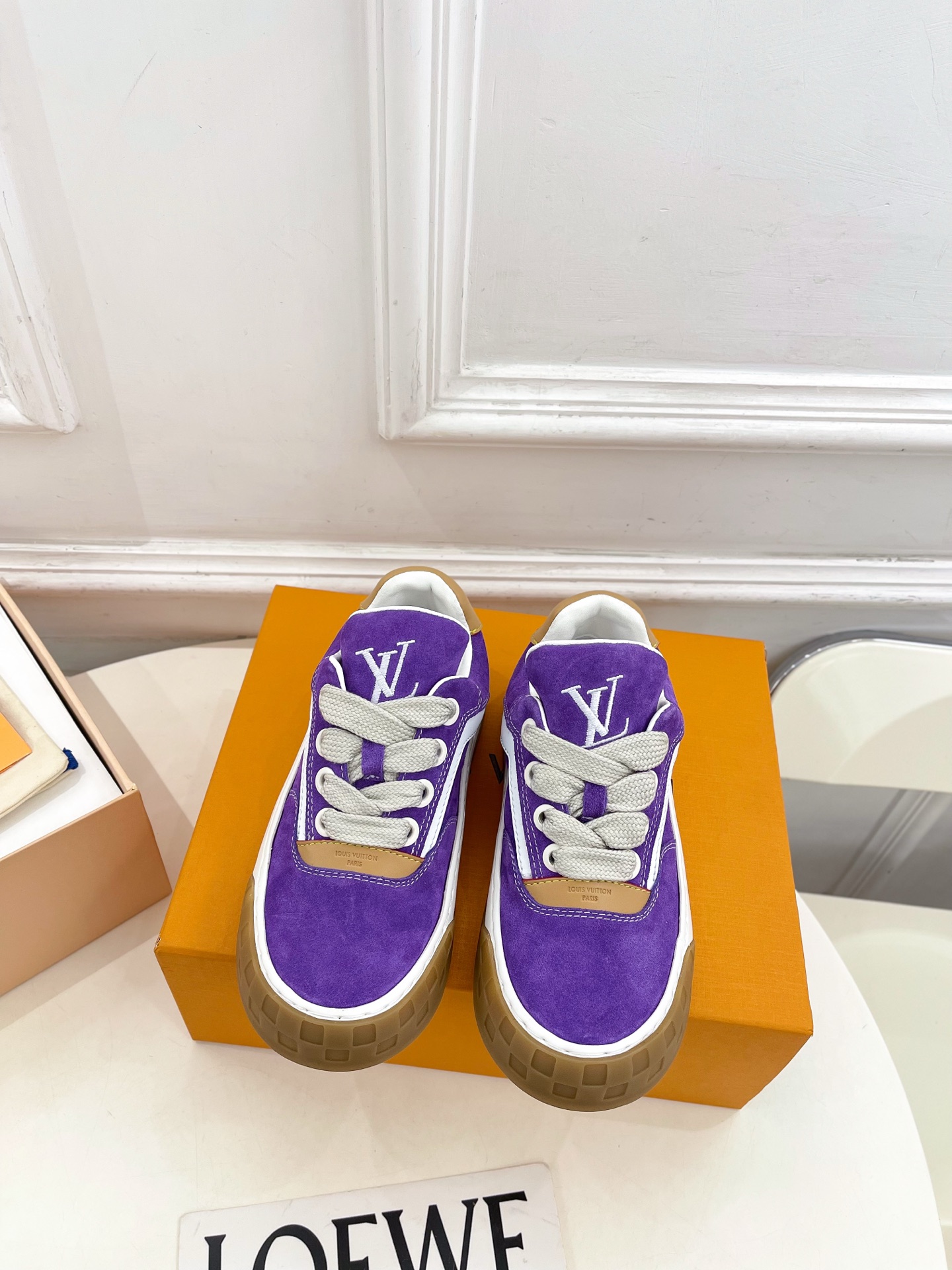 NO:630733,LV | Louis Vuitton 26 2026 spring and summer new models, top version, the counter features the latest models, LV TILTED retro classic low-top sports and casual shoes, new hard goods, BS purchasing level!  Full of high-end feel!  A popular model among bloggers at home and abroad, it is retro, fashionable and looks great on your feet!  Official website main recommendation★ ━━━━━ t ━━━━━ Specific top-grade high-mercerized cow suede upper, original imported water-dyed sheepskin lining, original custom molded outsole, shoe size: women's 35-39 (40.41 is non-refundable), men's 39-44 (45 customization is non-refundable), casual shoes/sports shoes, louis  vuitton,louis vuitton,sneakers,sheepskin19860909LV | 路易威登 26 2026春夏新款 顶级版本 专柜主打最新秀款 LV TILTED 复古经典低帮运动休闲鞋 硬货上新 BS代购级别！高级感十足！国内外博主刷爆的一款,复古又时髦上脚美炸了！官网主推款★ ━━━━━ t ━━━━━ 鞋面特定顶级高丝光牛反绒 内里原版进口水染羊皮 大底原版定制开模大底  鞋码: 女款35-39（40.41定不退换） 男款39-44（45定制不退换）,休闲鞋/运动鞋,louis vuitton,louis vuitton,sneakers,sheepskin,Women's Shoes