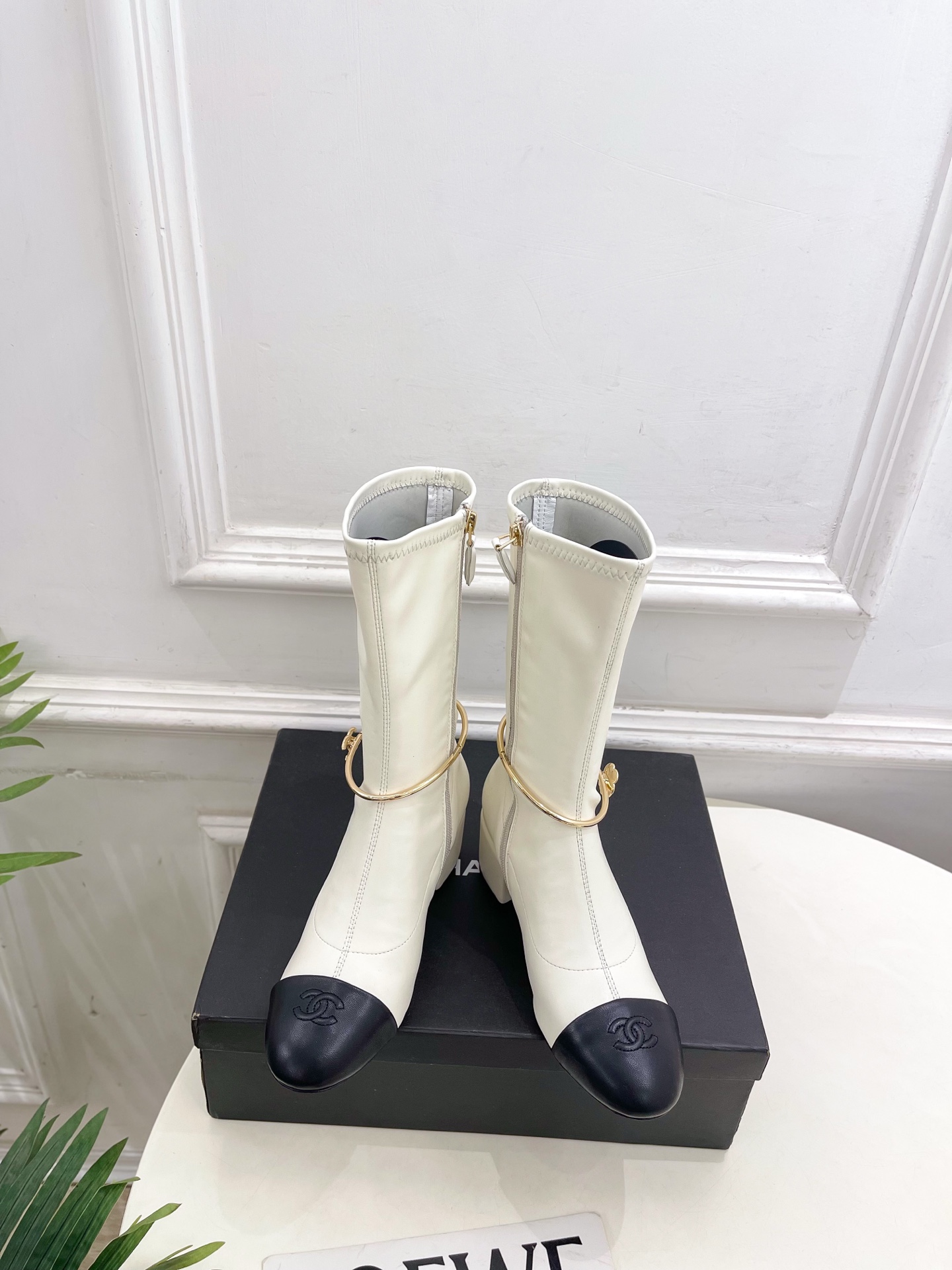 NO:647899,| Xiaoxiang 25 new autumn and winter products, classic catwalk models in the counter, Xiaoxiang Double C Camellia Anklet Stretch Short Boots, new boots series, the absolute best in the BS fashion circle, the matching will interpret the meticulous, minimalist, classic elements that will never fade away, showing a unique dressing style that is too beautiful to say, a must-have in summer... ━━━━━ t ━━━━━  Highly customized upper with original stretch leather, lining with imported silk sheepskin, outsole with original imported genuine leather, heel height 5.5cm, shoe size: 35-39 (40.41 customized, non-returnable) short boots, long boots, boots, boots, sheepskin, Leather soles19860909| 小香 25  秋冬新品 专柜经典走秀款 小香双C山茶花脚环弹力短靴 长靴系列上新 BS时尚圈的绝绝子 搭配将演绎着细致 极简 永不褪去的经典元素 展现与众不同的穿搭风格美到无话可说 夏季必入款…… ━━━━━ t ━━━━━ 鞋面高定制原版弹力皮 内里进口丝绸羊皮里 大底原版进口真皮大底  跟高5.5cm 鞋码: 35-39（40.41定制不退换） 短靴、长靴,靴子,boots,sheepskin,Leather soles,Women's Shoes