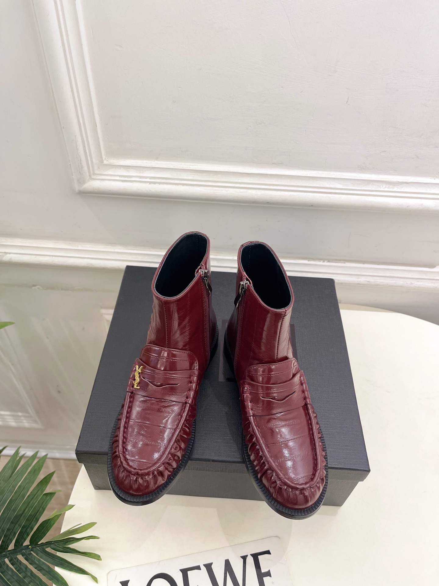 NO:647889,SAIN*LAURENT 2025 autumn and winter new product YSL pleated eel leather Loaf short boots are new —————————————— The BS top version of YSL’s super beautiful one is premiered in a new interpretation!  Minimalist style, super flattering leg design, retro fashion style, looks good with any combination!  Highly customized upper made of imported eel leather, lining imported goatskin, outsole Italian leather outsole, heel height 2cm, size 35-39 (40.41.42 can be customized) price, boots, saint laurent, saint laurent, saint laurent, loafers, boots, sheepskin, Leather soles19860909SAIN*LAURENT 圣罗兰 2025秋冬新品 YSL褶皱鳗鱼皮乐福短靴上新 —————————————— BS顶级版YSL超美的一款 以全新的诠释方式首发！极简主义风格 设计超级修饰腿型 复古时髦风格 随意搭配都好看！ 鞋面高定制进口鳗鱼皮 内里进口山羊皮里 大底意大利真皮大底 跟高2cm 码数35-39（40.41.42可定做） 价格,靴子,saint laurent,saint laurent,saint laurent,loafers,boots,sheepskin,Leather soles,Women's Shoes