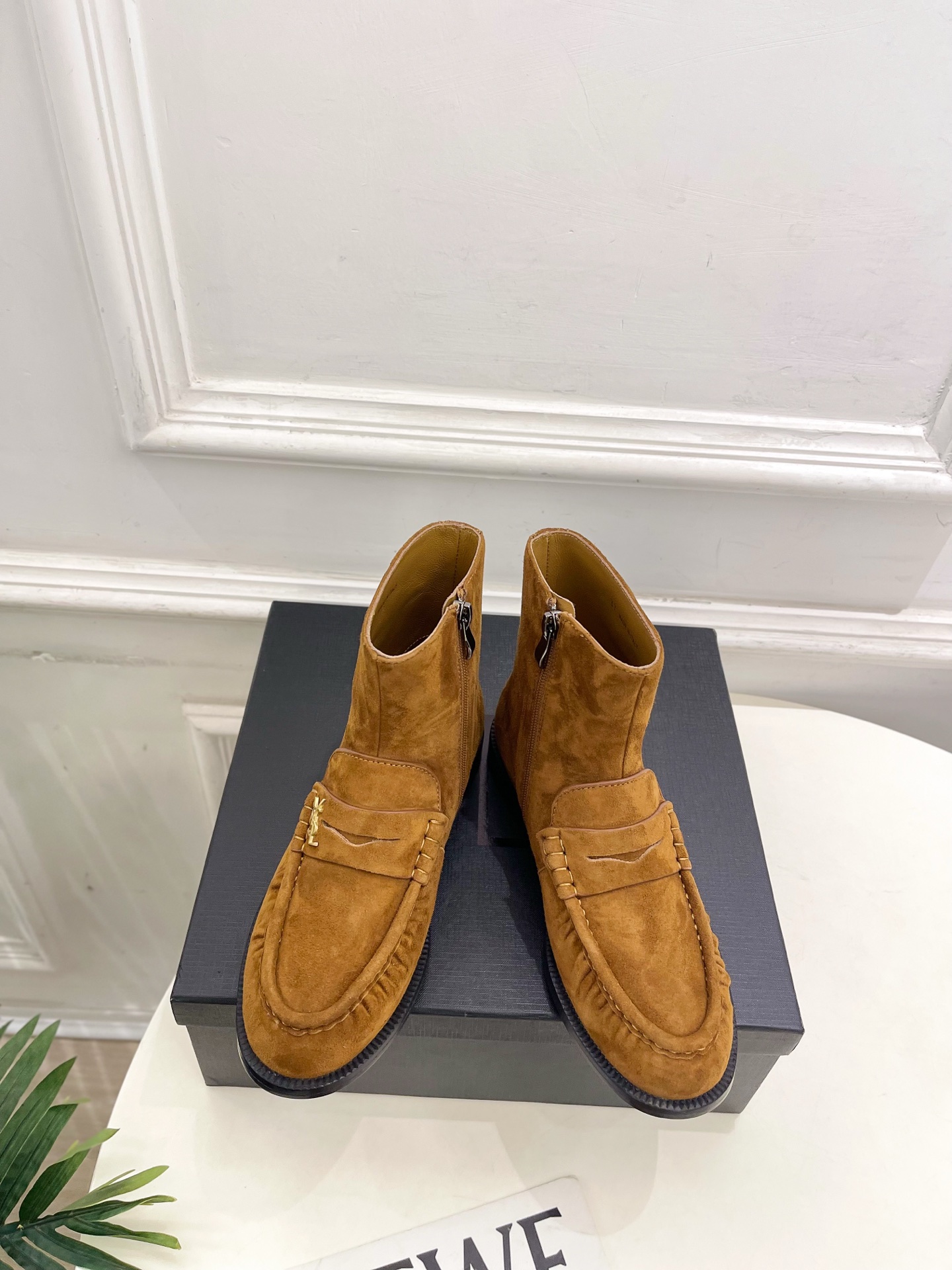 NO:647894,SAIN*LAURENT 2025 autumn and winter new product YSL pleated cashmere Loaf short boots are new —————————————— BS top version of YSL’s super beautiful one is first released in a new interpretation!  Minimalist style, super flattering leg design, retro fashion style, looks good with any combination!  The upper is made of highly customized imported high mercerized cashmere, the lining is imported goatskin, the outsole is Italian genuine leather, the heel height is 2cm, and the size is 35-39 (40.41.42 can be customized). Price, boots, saint laurent, saint laurent, saint laurent, loafers, boots, sheepskin, Leather soles19860909SAIN*LAURENT 圣罗兰 2025秋冬新品 YSL褶皱羊绒乐福短靴上新 —————————————— BS顶级版YSL超美的一款 以全新的诠释方式首发！极简主义风格 设计超级修饰腿型 复古时髦风格 随意搭配都好看！ 鞋面高定制进口高丝光羊绒 内里进口山羊皮里 大底意大利真皮大底 跟高2cm 码数35-39（40.41.42可定做） 价格,靴子,saint laurent,saint laurent,saint laurent,loafers,boots,sheepskin,Leather soles,Women's Shoes