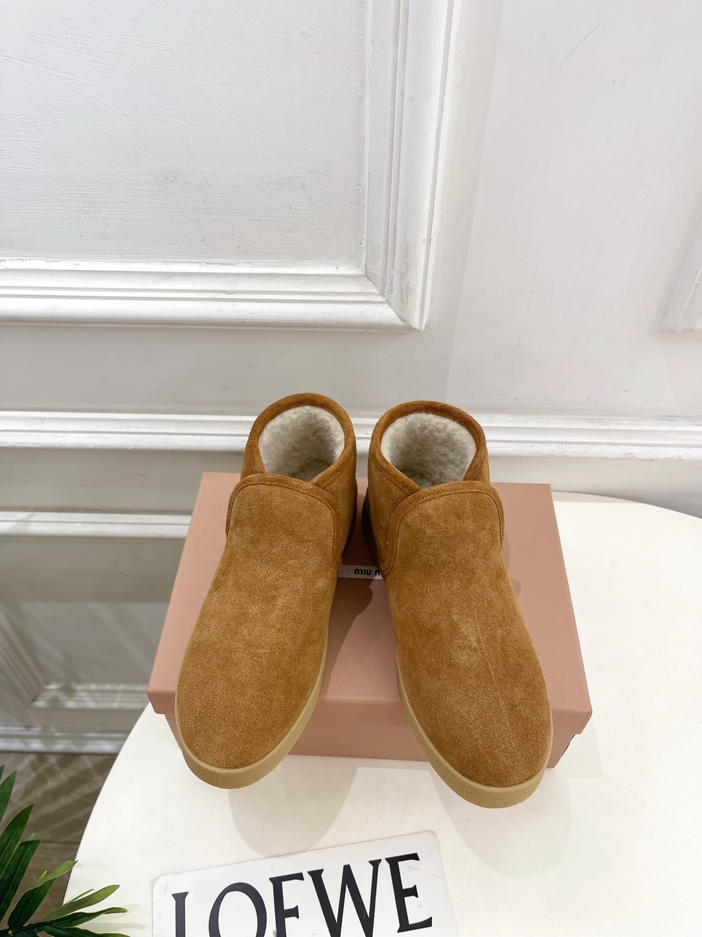 NO:647927,Miu Miu | Miu Miu's 25 autumn and winter new products counter features the latest embroidered micro-label retro thick-soled warm snow boots and casual wool short boots, hot new arrivals!  BS Miaojia's high-end products, top-notch craftsmanship to create exquisite quality, unparalleled comfort, it is definitely a love at first sight!  Fashionable and versatile, a must-have for everyone!  ━━━━━ t ━━━━━ Upper original specific high mercerized cowhide/wool felt fabric Lining: imported straight wool lining Original open-molded non-slip outsole Heel height 3.5cm Shoe size: 35-39 (40.41 customized non-returnable) Cloth cover cowhide, snow boots, miumiu, boots19860909Miu Miu | 缪缪 25 秋冬新品专柜主打最新刺绣微标复古厚底保暖雪地靴 休闲羊毛短靴 火爆上新！ BS缪家高货 顶级工艺打造精品质感 无敌舒适 绝对是一见钟情款！时尚百搭,人手必备！ ━━━━━ t ━━━━━ 鞋面原版特定高丝光牛猄/羊毛毡布  内里: 进口直毛里 大底原版开模防滑大底 跟高3.5cm 鞋码: 35-39(40.41定制不退换）  布面 牛猄,雪地靴,miumiu,boots,Women's Shoes