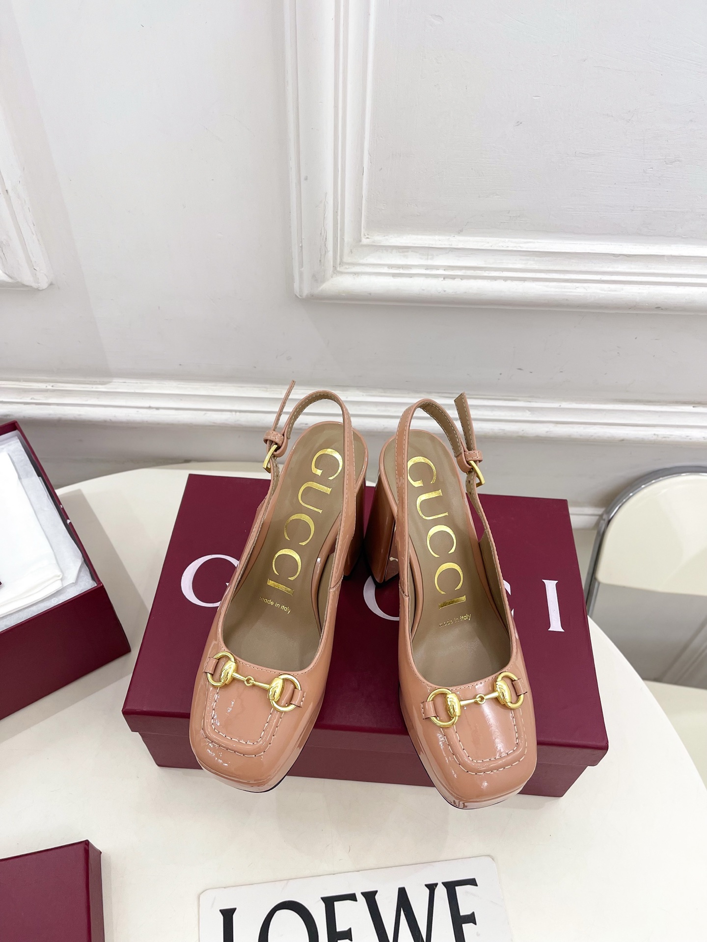 NO:647915,Gucci | Gucci 25 2025 autumn and winter new classic horsebit high-heeled waterproof platform back sandals. The main series is finally available, and the products are worth looking forward to!  Original classics, new designs, BS purchasing level!  Full of high-end feel!  A favorite among bloggers at home and abroad, it is retro and fashionable, easy to wear and looks great on your feet!  Official website mainly recommends, new colors are constantly updated ━━━━━t ━━━━━ Upper original specific cow patent leather Lining: imported sheepskin lining Original Italian leather outsole Heel height 11cm/water platform 2.5cm Shoe size:  35-39 (40.41.42 can be customized), high heels and sandals, gucci, gucci, sandals, high heels, sheepskin, Leather soles19860909Gucci | 古驰25 2025秋冬新品经典马衔扣高跟防水台后空凉鞋 主打系列终于面世,狠货值得期待！原有的经典 创造新设计  BS代购级别！高级感十足！国内外博主刷爆的一款,复古又时髦 穿搭简便 上脚美炸了！官网主推,新色持续更新 ━━━━━ t ━━━━━ 鞋面原版特定牛漆皮  内里: 进口羊皮里 大底原版意大利真皮大底  跟高11cm/水台2.5cm 鞋码: 35-39（40.41.42可定做）,高跟鞋凉鞋,gucci,gucci,sandals,high heels,sheepskin,Leather soles,Women's Shoes