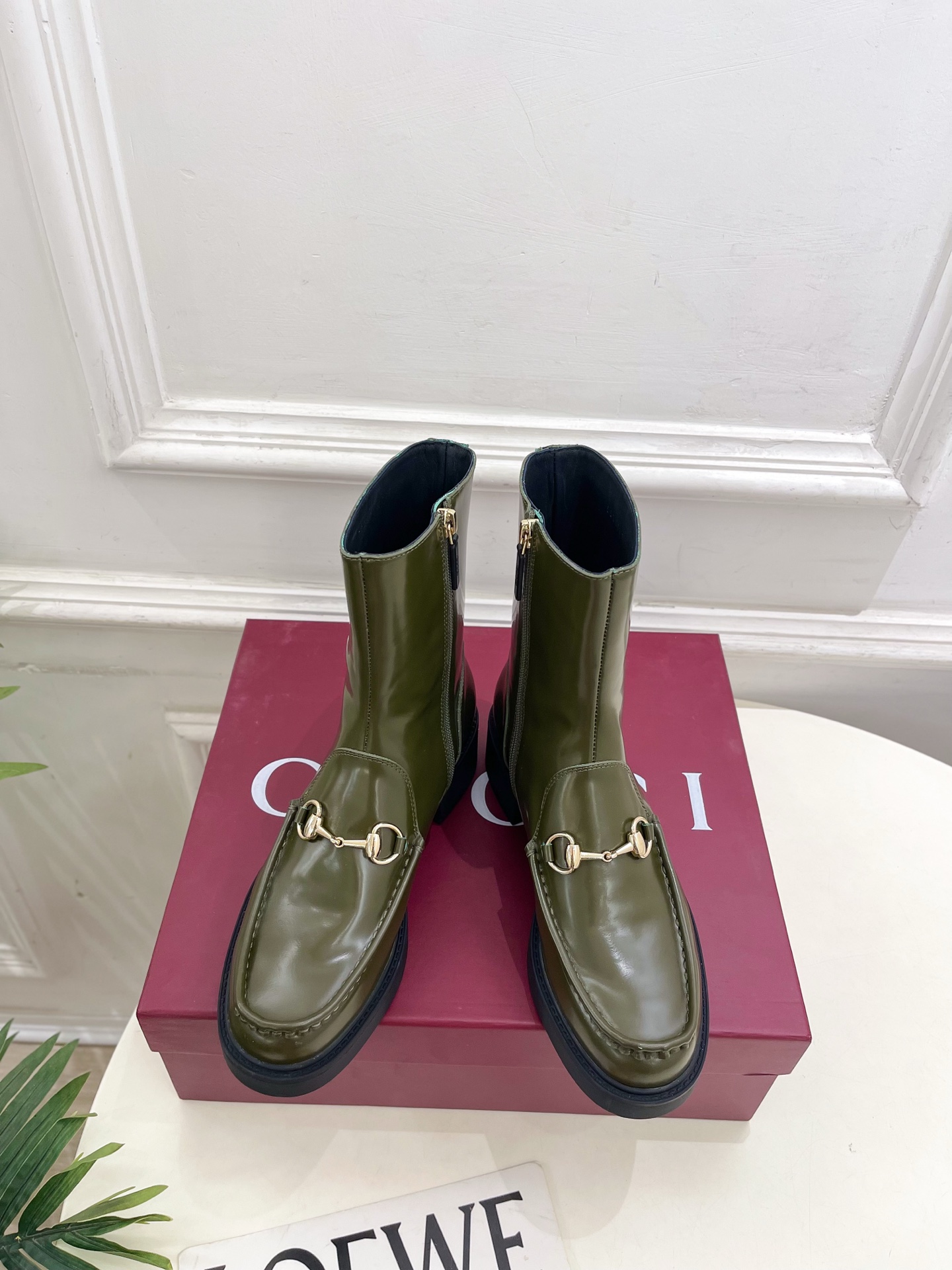NO:647897,Gucci | Gucci 25 2025 Autumn and Winter New Products G’s classic horsebit Loaf short boots, the main series, are finally available, and the products are worth looking forward to!  Original classics, new designs, BS purchasing level!  Full of high-end feel!  A favorite among bloggers at home and abroad, it is retro and fashionable, easy to wear and looks great on your feet!  Official website mainly recommends, new colors are constantly updated ━━━━━ t ━━━━━ Original specific open-edge beaded cowhide for the upper. Lining: imported sheepskin lining. Original molded custom anti-slip outsole. Heel height 4cm. Shoe size:  35-39 (40.41.42 can be customized), boots loafers, gucci, gucci, gucci, loafers, boots, cowhide, sheepskin19860909Gucci | 古驰25 2025秋冬新品 G家经典马衔扣乐福短靴 主打系列终于面世,狠货值得期待！原有的经典 创造新设计  BS代购级别！高级感十足！国内外博主刷爆的一款,复古又时髦 穿搭简便 上脚美炸了！官网主推,新色持续更新 ━━━━━ t ━━━━━ 鞋面原版特定开边珠牛皮  内里: 进口羊皮里 大底原版开模定制防滑大底 跟高4cm 鞋码: 35-39（40.41.42可定做）,靴子乐福鞋,gucci,gucci,gucci,loafers,boots,cowhide,sheepskin,Women's Shoes