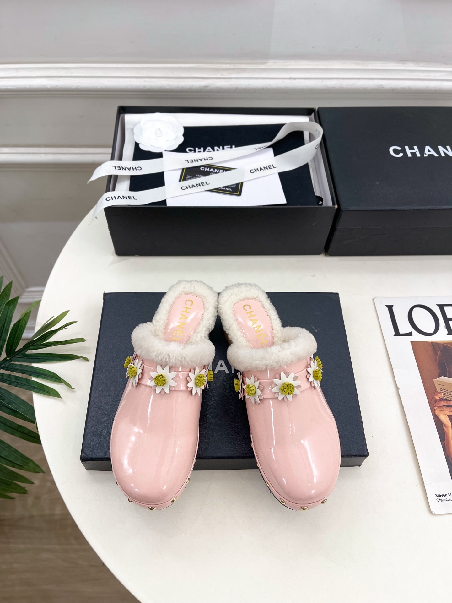 NO:648687,| Xiaoxiang 25 2025 new autumn and winter products Xiaoxiang Daisy solid wood bottom fur cap-toe slippers are new in the series. A must-have in the BS fashion circle. The matching will interpret the meticulous, minimalist and classic elements that will never fade away. It will show a unique dressing style that is too beautiful to say. A must-have item for summer... ━━━━━ t ━━━━━  Original high-customized cow patent leather upper, imported genuine wool lining, original custom-made solid wood sole, non-slip outsole, 4cm heel height, shoe size: 35-39 (40.41 customized, non-returnable), semi-slippers, slippers19860909| 小香 25 2025 秋冬新品 小香雏菊实木底毛毛包头拖鞋 系列上新 BS 时尚圈的绝绝子 搭配将演绎着细致 极简 永不褪去的经典元素 展现与众不同的穿搭风格美到无话可说 夏季必入款…… ━━━━━ t ━━━━━ 鞋面原版高定制牛漆皮 内里进口真羊毛里 大底原版定制实木底防滑大底 跟高4cm 鞋码: 35-39（40.41定制不退换）,半拖毛毛鞋,slippers,Women's Shoes