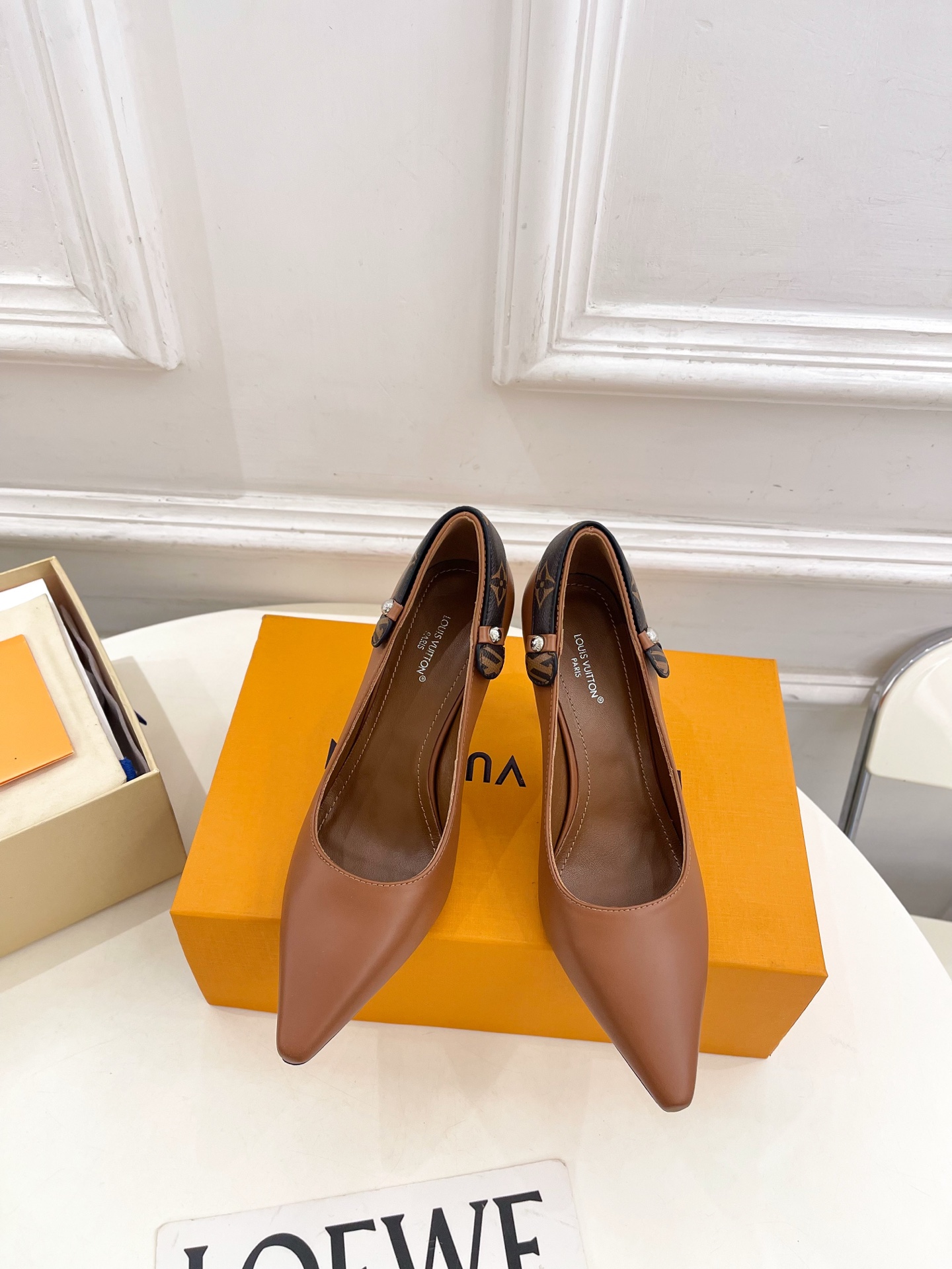 NO:648669,LV | Louis Vuitton 25 2025 autumn and winter new products top version, the counter features the latest LEGACY kitten heels, new hard goods, BS purchasing level!  Full of high-end feel!  A popular model among bloggers at home and abroad, it is retro, fashionable and looks great on your feet!  The official website's main recommendation★ ━━━━━ t ━━━━━ Upper original specific calfskin lining: imported water-dyed sheepskin lining outsole original Italian leather outsole Heel height 9cm Shoe size: 35-39 (40.41.42 customized non-refundable), high-heeled shoes, louis vuitton, louis vuitton, high  heels,cowhide,sheepskin,Leather soles19860909LV | 路易威登 25 2025秋冬新品顶级版本 专柜主打最新款 LEGACY 小猫跟高跟鞋 硬货上新 BS代购级别！高级感十足！国内外博主刷爆的一款,复古又时髦上脚美炸了！官网主推款★ ━━━━━ t ━━━━━ 鞋面原版特定小牛皮  内里: 进口水染羊皮里 大底原版意大利真皮大底 跟高9cm 鞋码: 35-39（40.41.42定制不退换）,高跟鞋单鞋,louis vuitton,louis vuitton,high heels,cowhide,sheepskin,Leather soles,Women's Shoes