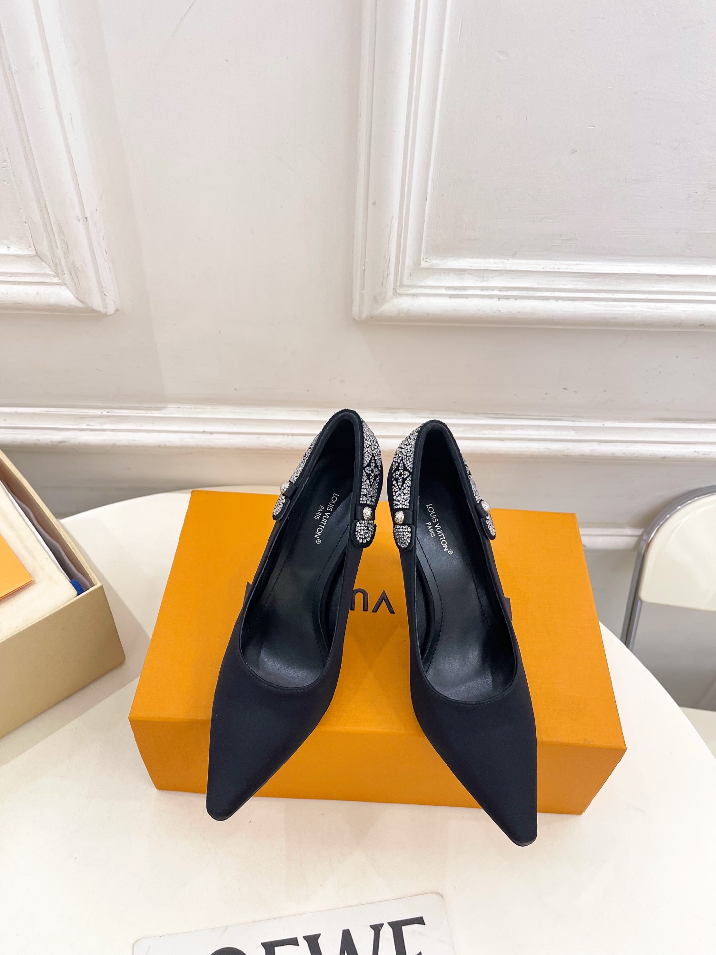 NO:648663,LV | Louis Vuitton 25 2025 autumn and winter new products top version, the counter features the latest LEGACY rhinestone satin high heels, new hard goods, BS purchasing level!  Full of high-end feel!  A popular model among bloggers at home and abroad, it is retro, fashionable and looks great on your feet!  The official website’s main recommendation★ ━━━━━t ━━━━━ Upper original specific silk lining: imported water-dyed sheepskin lining outsole original Italian leather outsole Heel height 9cm Shoe size: 35-39 (40.41.42 customized non-refundable), high-heeled shoes, louis vuitton, louis vuitton, high  heels,sheepskin,real silk,silk fabric,Leather soles19860909LV | 路易威登 25 2025秋冬新品顶级版本 专柜主打最新款 LEGACY 水钻绸缎高跟鞋 硬货上新 BS代购级别！高级感十足！国内外博主刷爆的一款,复古又时髦上脚美炸了！官网主推款★ ━━━━━ t ━━━━━ 鞋面原版特定真丝  内里: 进口水染羊皮里 大底原版意大利真皮大底 跟高9cm 鞋码: 35-39（40.41.42定制不退换）,高跟鞋单鞋,louis vuitton,louis vuitton,high heels,sheepskin,real silk,silk fabric,Leather soles,Women's Shoes