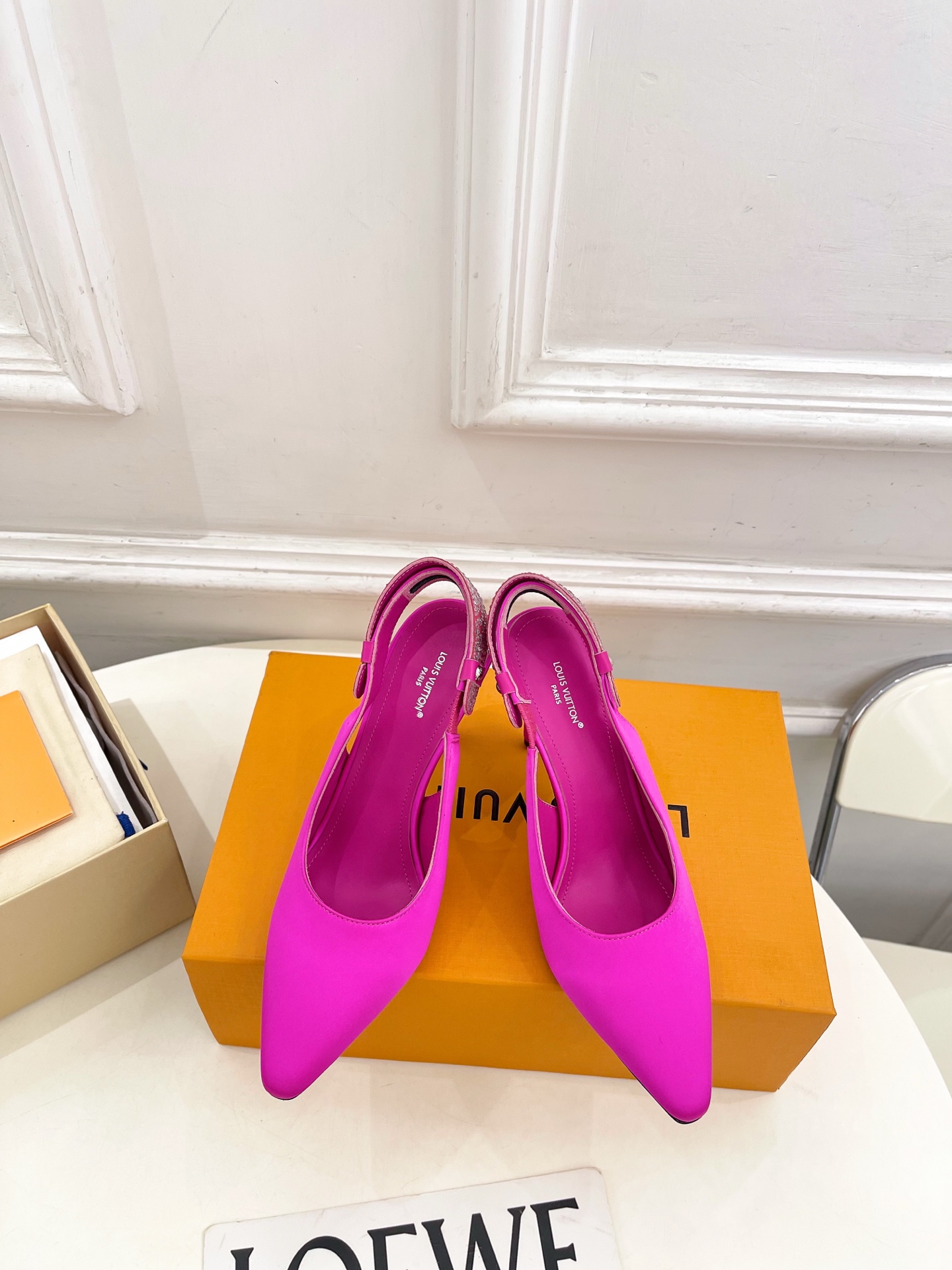 NO:648651,LV | Louis Vuitton 25 2025 autumn and winter new products top version, the counter features the latest LEGACY rhinestone satin slingback high heels, new hard goods, BS purchasing level!  Full of high-end feel!  A popular model among bloggers at home and abroad, it is retro, fashionable and looks great on your feet!  The official website's main recommendation★ ━━━━━ t ━━━━━ Upper original specific silk lining: imported water-dyed sheepskin lining outsole original Italian leather outsole Heel height 1cm/5.5cm/9cm Shoe size: 35-39 (40.41.42 customization is not returnable), high-heeled sandals, louis  vuitton,louis vuitton,sandals,high heels,sheepskin,real silk,silk fabric,Leather soles19860909LV | 路易威登 25 2025秋冬新品顶级版本 专柜主打最新款 LEGACY 水钻绸缎露跟高跟鞋 硬货上新 BS代购级别！高级感十足！国内外博主刷爆的一款,复古又时髦上脚美炸了！官网主推款★ ━━━━━ t ━━━━━ 鞋面原版特定真丝  内里: 进口水染羊皮里 大底原版意大利真皮大底 跟高1cm/5.5cm/9cm 鞋码: 35-39（40.41.42定制不退换）,高跟鞋凉鞋,louis vuitton,louis vuitton,sandals,high heels,sheepskin,real silk,silk fabric,Leather soles,Women's Shoes