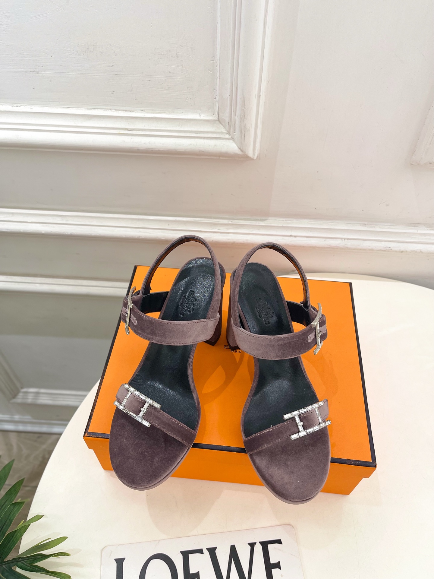 NO:648637,* Hermès 26 2026 early spring new products, top version of classic double H buckle velvet high-heeled platform sandals series, original specific velvet upper, imported mixed sheepskin lining, original Italian leather outsole, heel height 9cm/water platform 1.5cm, shoe size: 35-39 (40.41.42. Customized, non-returnable), high-heeled sandals, hermes, sandals, high heels, sheepskin, Leather soles19860909* 爱玛仕 26 2026早春新品 顶级版本经典双H扣丝绒高跟防水台凉鞋系列 鞋面原版特定丝绒 内里进口混种羊皮 大底原版意大利真皮大底  跟高9cm/水台1.5cm 鞋码:35-39（40.41.42.定做不退换）,高跟鞋凉鞋,hermes,sandals,high heels,sheepskin,Leather soles,Women's Shoes