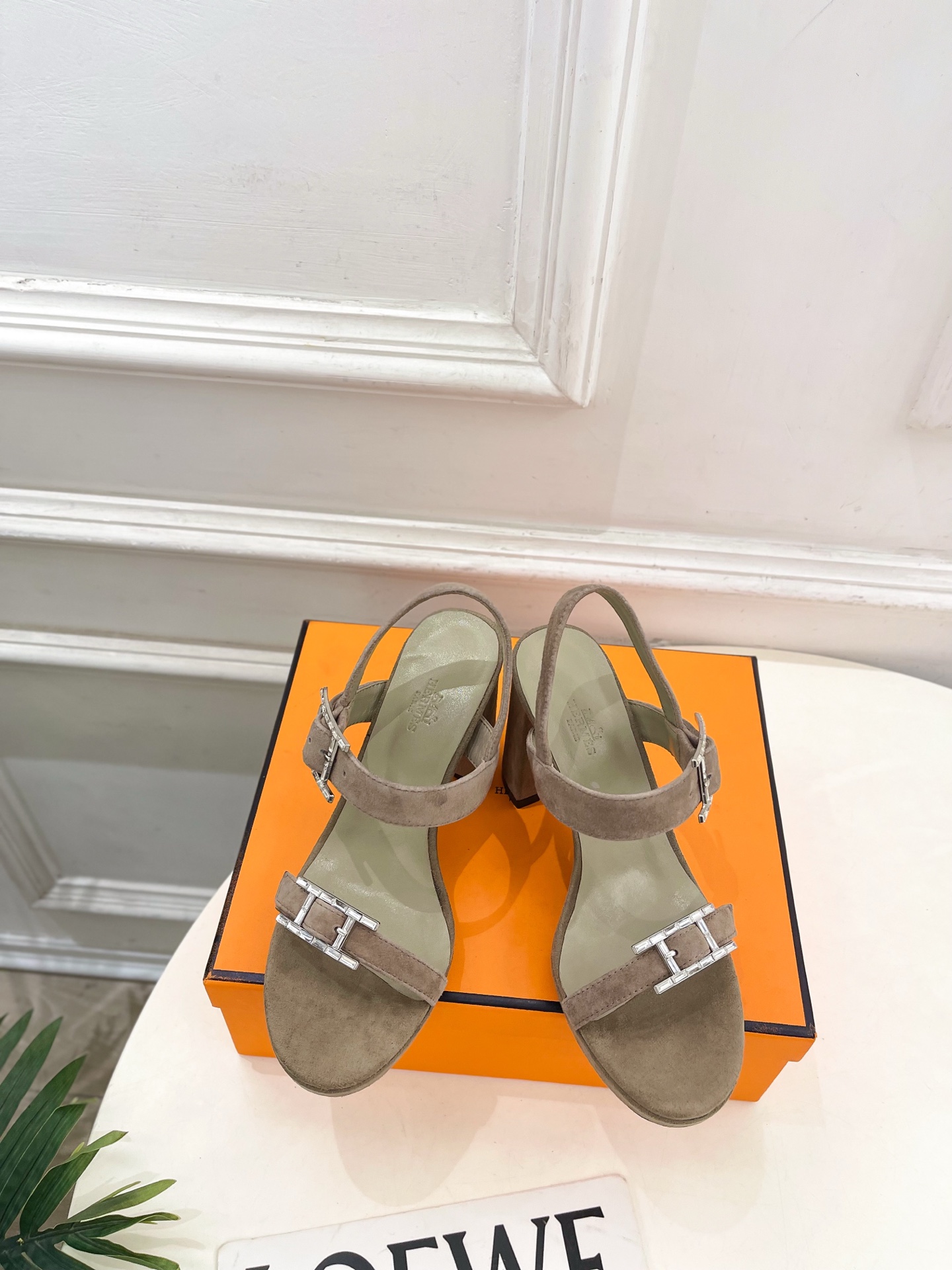 NO:648641,* Hermès 26 2026 early spring new products, top version of the classic double H buckle cashmere high-heeled platform sandals series, original specific cashmere upper, imported mixed sheepskin lining, original Italian genuine leather outsole, heel height 9cm/water platform 1.5cm, shoe size: 35-39 (40.41.42. Customized, non-returnable), high-heeled sandals, hermes, sandals, high heels, sheepskin, Leather soles19860909* 爱玛仕 26 2026早春新品 顶级版本经典双H扣羊绒高跟防水台凉鞋系列 鞋面原版特定羊绒 内里进口混种羊皮 大底原版意大利真皮大底  跟高9cm/水台1.5cm 鞋码:35-39（40.41.42.定做不退换）,高跟鞋凉鞋,hermes,sandals,high heels,sheepskin,Leather soles,Women's Shoes