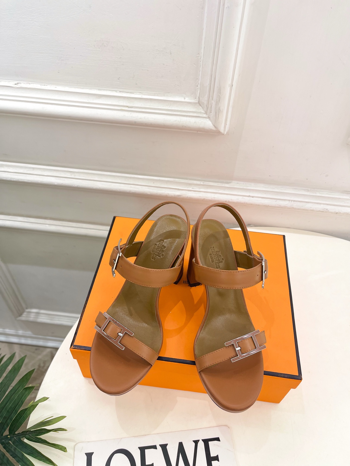 NO:648647,* Hermès 26 2026 early spring new products, top version of the classic double H buckle cowhide high-heeled platform sandals series, original specific cowhide for the upper, imported mixed sheepskin lining, original Italian genuine leather outsole, heel height 9cm/water platform 1.5cm, shoe size: 35-39 (40.41.42. Customized, non-returnable), high-heeled sandals, hermes, sandals, high  heels,cowhide,sheepskin,Leather soles19860909* 爱玛仕 26 2026早春新品 顶级版本经典双H扣牛皮高跟防水台凉鞋系列 鞋面原版特定牛皮 内里进口混种羊皮 大底原版意大利真皮大底  跟高9cm/水台1.5cm 鞋码:35-39（40.41.42.定做不退换）,高跟鞋凉鞋,hermes,sandals,high heels,cowhide,sheepskin,Leather soles,Women's Shoes