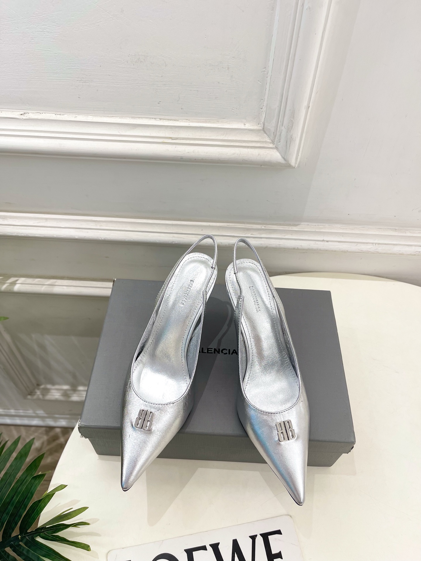 NO:649737,Balenciaga | Balenciaga 26 2026 spring and summer new products EDITOR BB metal buckle pointed toe high-heeled shoes. Super popular. It is popular among celebrities and Internet celebrities. It is full of relaxation, elegant, high-end and cute. The calfskin combination and the classic double logo are full of retro feeling. It is the most versatile high-heeled shoes that girls must buy this year. The material is original specific cowhide/silk. The lining is imported sheepskin. The sole is original Italian leather outsole.  Heel height 8.5cm Size: 35-39 (34.40.41 can be customized) Sandals Single shoes, high-heeled sandals, balenciaga, balenciaga, sandals, high heels, cowhide, sheepskin, real silk, Leather soles19860909Balenciaga | 巴黎世家 26  2026春夏新品 EDITOR BB金属扣尖头高跟单鞋 超火爆 众明星网红潮人大秀款 松驰感满满 秀气高级又可爱 小牛皮配搭和经典双logo满满的复古感又是最最最百搭的 今年女孩必入的一款高跟鞋 面料原版特定牛皮/真丝 内里进口羊皮里 鞋底原版意大利真皮大底 跟高8.5cm 码数:35-39（34.40.41可定制） 凉鞋 单鞋,高跟鞋凉鞋,balenciaga,balenciaga,sandals,high heels,cowhide,sheepskin,real silk,Leather soles,Women's Shoes