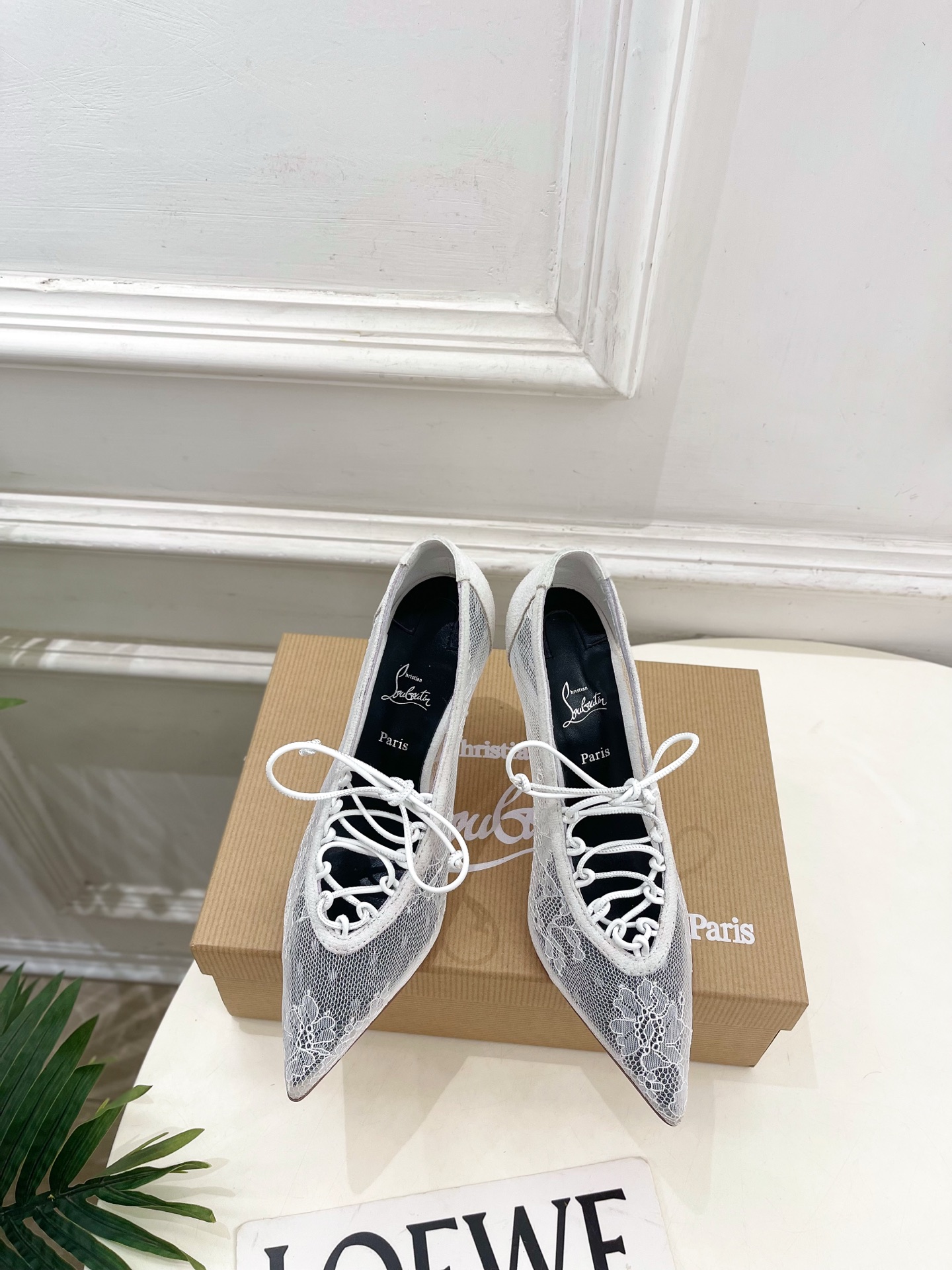 NO:649729,Christian Louboutin platinum CL red-soled shoes 25ss latest pointed-toe lace lace-up high-heeled shoes series, charming and gorgeous top-notch hard goods are new. BS stars, platform anchors and Internet celebrity bloggers perform the same style, fashionable and elegant temperament, showing sexy and enchanting femininity. Impressive~classic, noble and elegant. Original custom-made fabrics, imported sheepskin lining, outsole, original leather outsole, heel height 10cm  Size 35-39 (40.41. Can be customized), high-heeled shoes, christian louboutin, high heels, sheepskin, Leather soles19860909Christian Louboutin路铂廷CL 红底鞋 25ss最新尖头蕾丝系带高跟鞋系列,魅惑华丽的顶级硬货上新 BS明星同款,平台主播、网红博主倾情演绎,时尚优雅气质 尽显性感妖娆女人味.仙气逼人～经典高贵优雅 面料原版特定制面料 内里进口羊皮内里 大底原版真皮大底 跟高10cm 码数35-39（40.41.可定做）,高跟鞋单鞋,christian louboutin,high heels,sheepskin,Leather soles,Women's Shoes