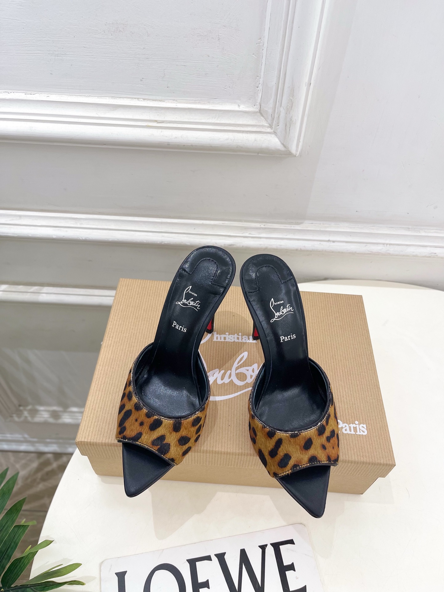 NO:649723,Christian Louboutin platinum CL red-soled shoes 25ss latest pointed-toe leopard pattern high-heeled slippers series, charming and gorgeous top-grade hard goods are new. BS stars have the same style, platform anchors and Internet celebrity bloggers love to perform, fashionable and elegant temperament, showing sexy and enchanting femininity. Fairy-like ~ classic and noble and elegant. Original custom-made leopard print fabric, imported sheepskin lining, original genuine leather outsole, 10cm high heel  Size 35-39 (40.41. Can be customized), high heels and slippers, christian louboutin, high heels, slippers, sheepskin, Leather soles19860909Christian Louboutin路铂廷CL 红底鞋 25ss最新尖头鱼嘴豹纹高跟拖鞋系列,魅惑华丽的顶级硬货上新 BS明星同款,平台主播、网红博主倾情演绎,时尚优雅气质 尽显性感妖娆女人味.仙气逼人～经典高贵优雅 面料原版特定制豹纹 内里进口羊皮内里 大底原版真皮大底 跟高10cm 码数35-39（40.41.可定做）,高跟鞋拖鞋,christian louboutin,high heels,slippers,sheepskin,Leather soles,Women's Shoes