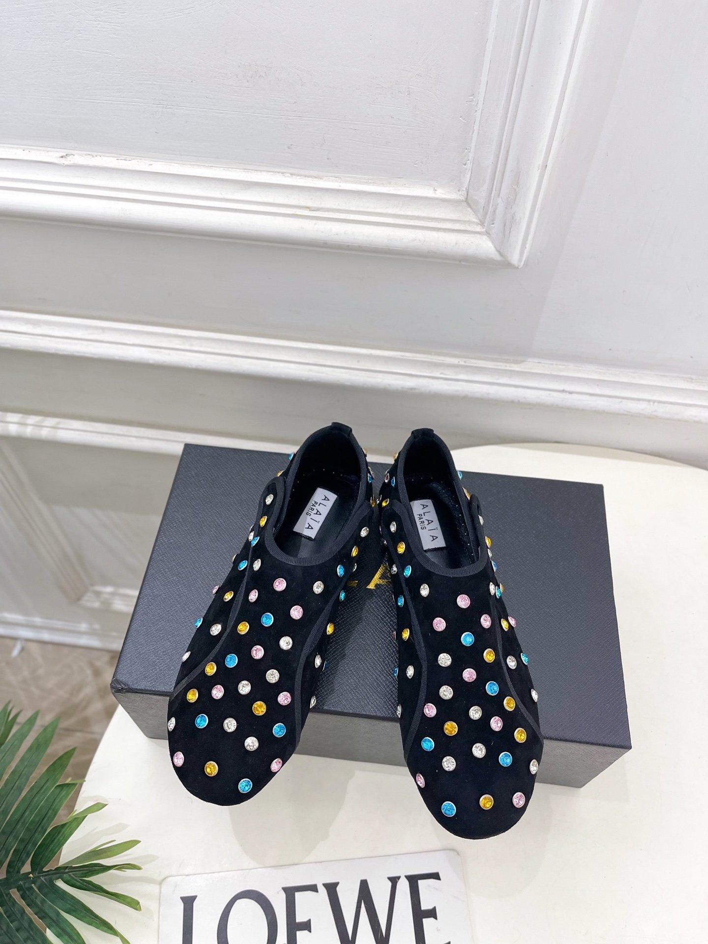 NO:649717,ALAA Alaa's 26th early spring new product Colored Diamond Velcro Flat Ballet Shoes ———————— Alaa is the most popular genius designer brand in the past two years. Its simple design and luxurious texture will make you fall in love with it. If you don't want to hit the streets, you can check out this brand. It is relatively niche but is so easy to match. You can see this brand everywhere on Instagram and Xiaohongshu!  BS original one-to-one customized upper, original customized imported cowhide/cow leather, imported sheepskin lining, original open-molded anti-slip outsole, size 35-39 (40.41.42 can be customized), single shoes, cowhide, sheepskin19860909ALAA 阿莱亚26早春新品 彩钻魔术贴平底芭蕾舞鞋 ————————— Alaa作为这两年最受欢迎的鬼才设计师品牌,设计简单、奢华的质感让你爱不释手 不想满大街撞款的可以看看这个品牌,比较小众却又是那么好搭配,ins、小红书随处可见这个品牌的身影！BS原版一比一定制 鞋面原版定制进口牛绒/牛皮  内里进口羊皮里 大底原版开模防滑大底 码数35-39（40.41.42可定制）,单鞋,cowhide,sheepskin,Women's Shoes