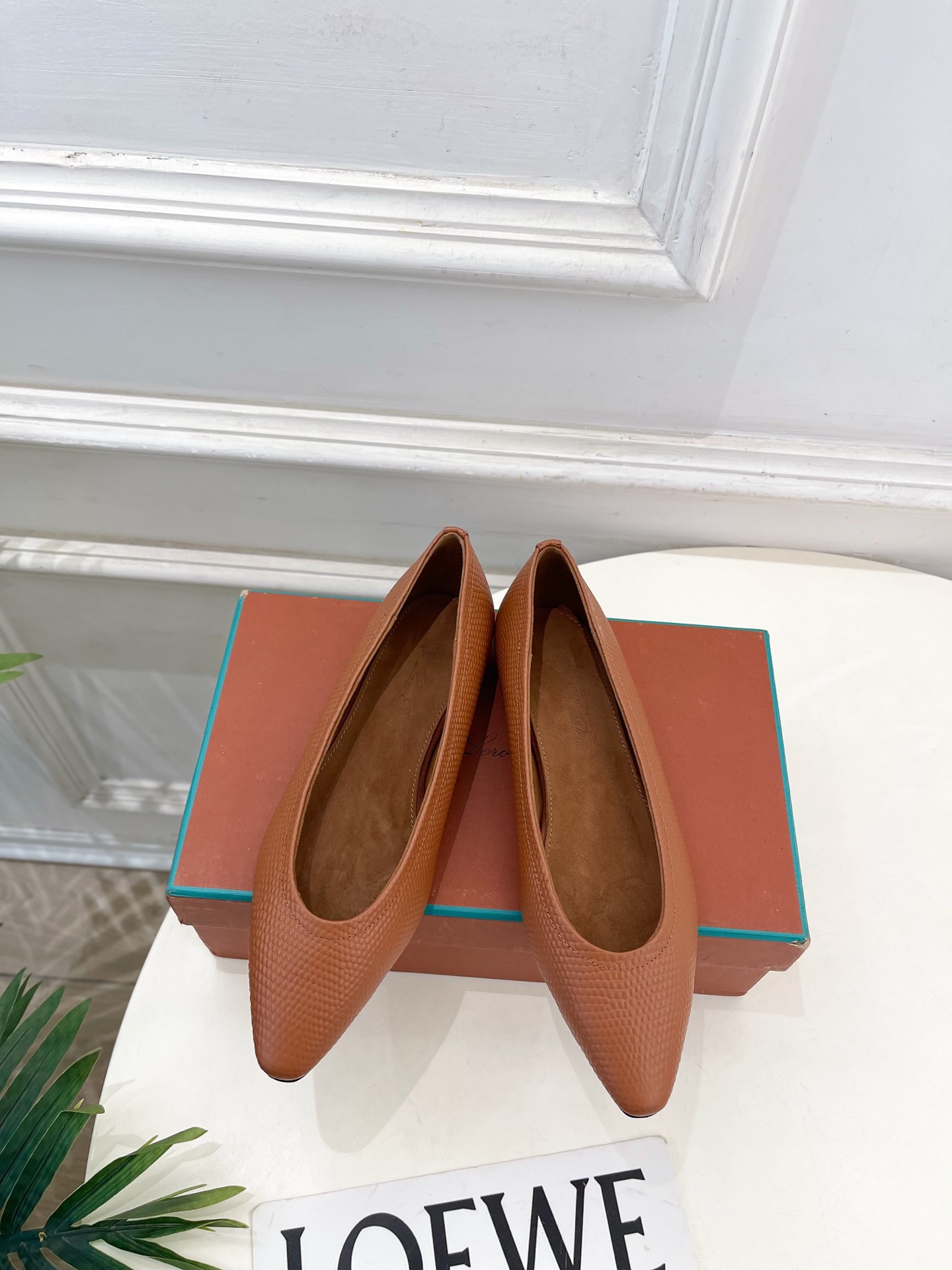 NO:649705,Loro Piana 26 2026 Early Spring New Product Purchasing Level Primula Women's Flat Ballet Shoes ————————— LP is Italy's top luxury brand, low-key luxury, and the designs are all consistent solid colors, simple, clever details, fresh and refined!  If you don’t want to hit the streets, you can check out this brand, Instagram, and Xiaohongshu. You can see this brand everywhere!  BS original one-to-one customization, original specific sheepskin/snake skin on the upper, imported custom velvet lining, original leather outsole imported from Italy, high flat sole, women's size 35-39 (40.41 customized, non-refundable), single shoes, loro piana, loro piana, snakeskin, sheep, Leather soles19860909Loro Piana 乐悠翩雅 26 2026早春新品 代购级别 Primula女士平底芭蕾舞鞋 ————————— LP是意大利顶级奢侈品牌 低调奢华 设计都是一贯纯色系 简单、细节巧妙、清新脱俗！ 不想满大街撞款的可以看看这个品牌、ins、小红书随处可见这个品牌的身影 ！BS原版一比一定制 鞋面原版特定羊猄/蛇皮 内里进口定制绒布   大底原版意大利进口真皮大底 跟高平底 码数女款35-39（40.41定制不退换）,单鞋,loro piana,loro piana,snakeskin,sheep,Leather soles,Women's Shoes