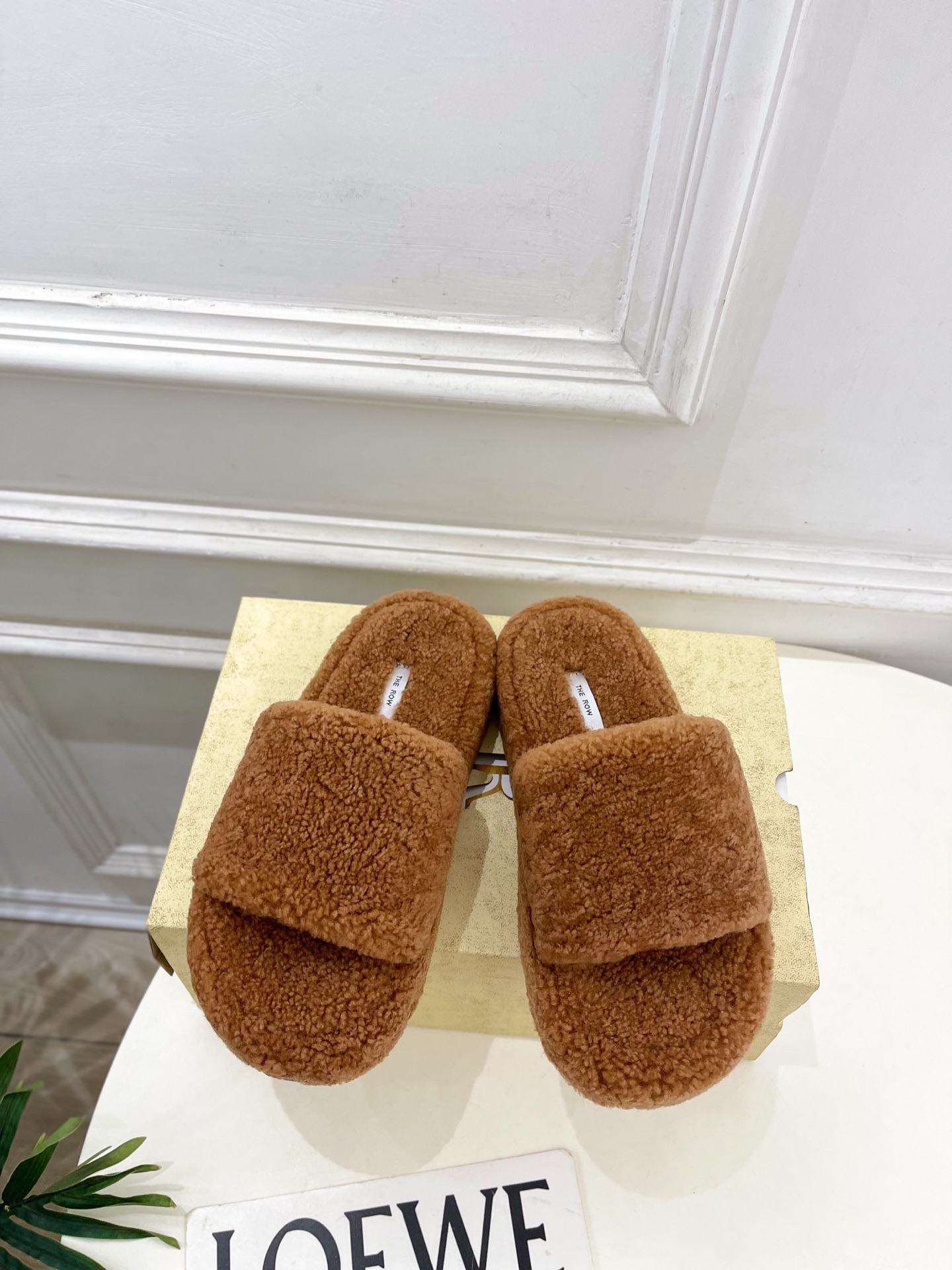 NO:649699,The row's 2025 autumn and winter new product TR minimalist thick-soled lazy hair slippers ———————— TR is the most popular designer brand in the past two years, with simple design, clever details, fresh and refined!  If you don’t want to hit the streets with random styles, you can check out this brand. It’s relatively niche but is so easy to match. You can see this brand everywhere on Instagram and Xiaohongshu!  BS original version customized one to one!  Original specific wool upper, imported sheepskin lining/wool lining, original molded outsole, custom-made non-slip outsole, heel height 3.5cm, size 35~39 (40. Customized, non-refundable), furry shoes and slippers, slippers, sheepskin19860909The row 2025秋冬新品 TR极简厚底懒人毛拖鞋 ————————— TR作为这两年最受欢迎的设计师牌,设计简单、细节巧妙、清新脱俗！ 不想满大街撞款的可以看看这个品牌,比较小众却又是那么好搭配,ins、小红书随处可见这个品牌的身影 ！BS原版一比一定制！ 鞋面原版特定羊毛 内里进口羊皮里/羊毛里 大底原版开模定制防滑大底 跟高3.5cm 码数35~39(40.订做不退换）,毛毛鞋拖鞋,slippers,sheepskin,Women's Shoes