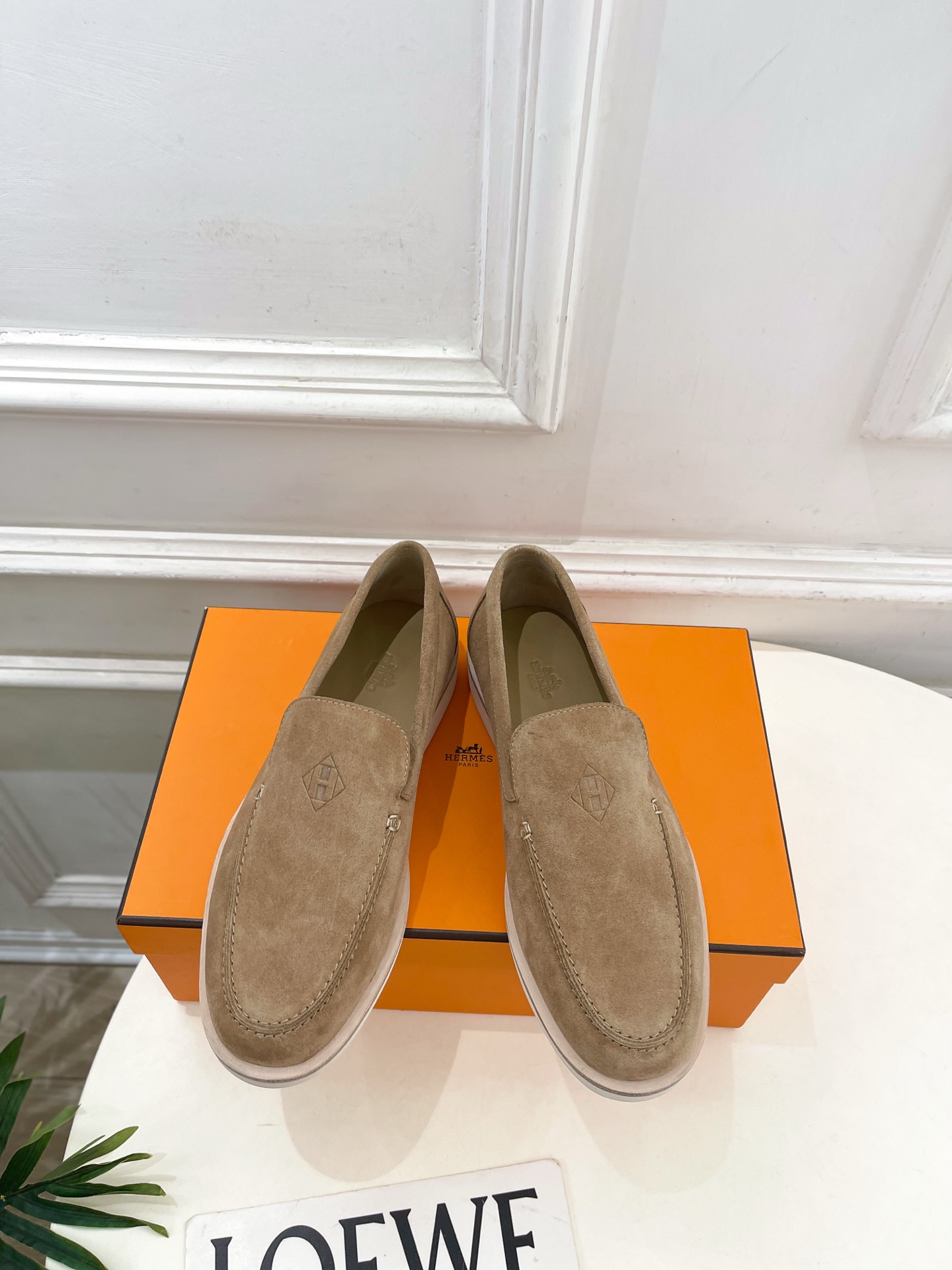 NO:649667,* Hermès 25 autumn and winter new products, new counters, Low retro couple casual loafers series, original specific suede upper, imported hybrid sheepskin lining, original original molded custom anti-slip outsole, 3cm heel height, shoe size: female 35-39 (40. Can be customized and non-refundable), male 39-44 (45.46 can be customized and non-returnable) female  Men,loafers,hermes,loafers,sheepskin,chamois leather19860909* 爱玛仕 25 秋冬新品 专柜新款 Low复古情侣款休闲乐福鞋 系列 鞋面原版特定麂皮 内里进口混种羊皮 大底原版开模定制防滑大底 跟高3cm 鞋码:女35-39（40.可定做不退换）  男39-44（45.46定制不退换） 女 男,乐福鞋,hermes,loafers,sheepskin,chamois leather,Women's Shoes