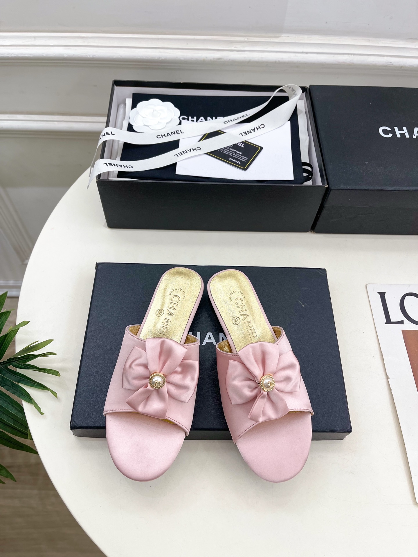 NO:651900,| Xiaoxiang 26 2026 Early Spring New Product Xiaoxiang Double C Bow Slippers New Series A must-have in the BS fashion circle. The combination will interpret meticulous, minimalist and classic elements that will never fade away. It will show a unique dressing style that is too beautiful to say. A must-have item for summer... ━━━━━ t ━━━━━ Original high-customized silk upper  Lining imported mixed sheepskin, outsole original imported genuine leather outsole, heel height 1.5cm/5.5cm/7.5cm, shoe size: 35-39 (40.41 customized, non-refundable), high heels slippers, high heels, slippers, sheepskin, real silk, Leather soles19860909| 小香 26 2026早春新品 小香双C蝴蝶结拖鞋 系列上新 BS时尚圈的绝绝子 搭配将演绎着细致 极简 永不褪去的经典元素 展现与众不同的穿搭风格美到无话可说 夏季必入款…… ━━━━━ t ━━━━━ 鞋面原版高定制真丝 内里进口混种羊皮里  大底原版进口真皮大底 跟高1.5cm/5.5cm/7.5cm 鞋码: 35-39（40.41定制不退换）,高跟鞋拖鞋,high heels,slippers,sheepskin,real silk,Leather soles,Women's Shoes