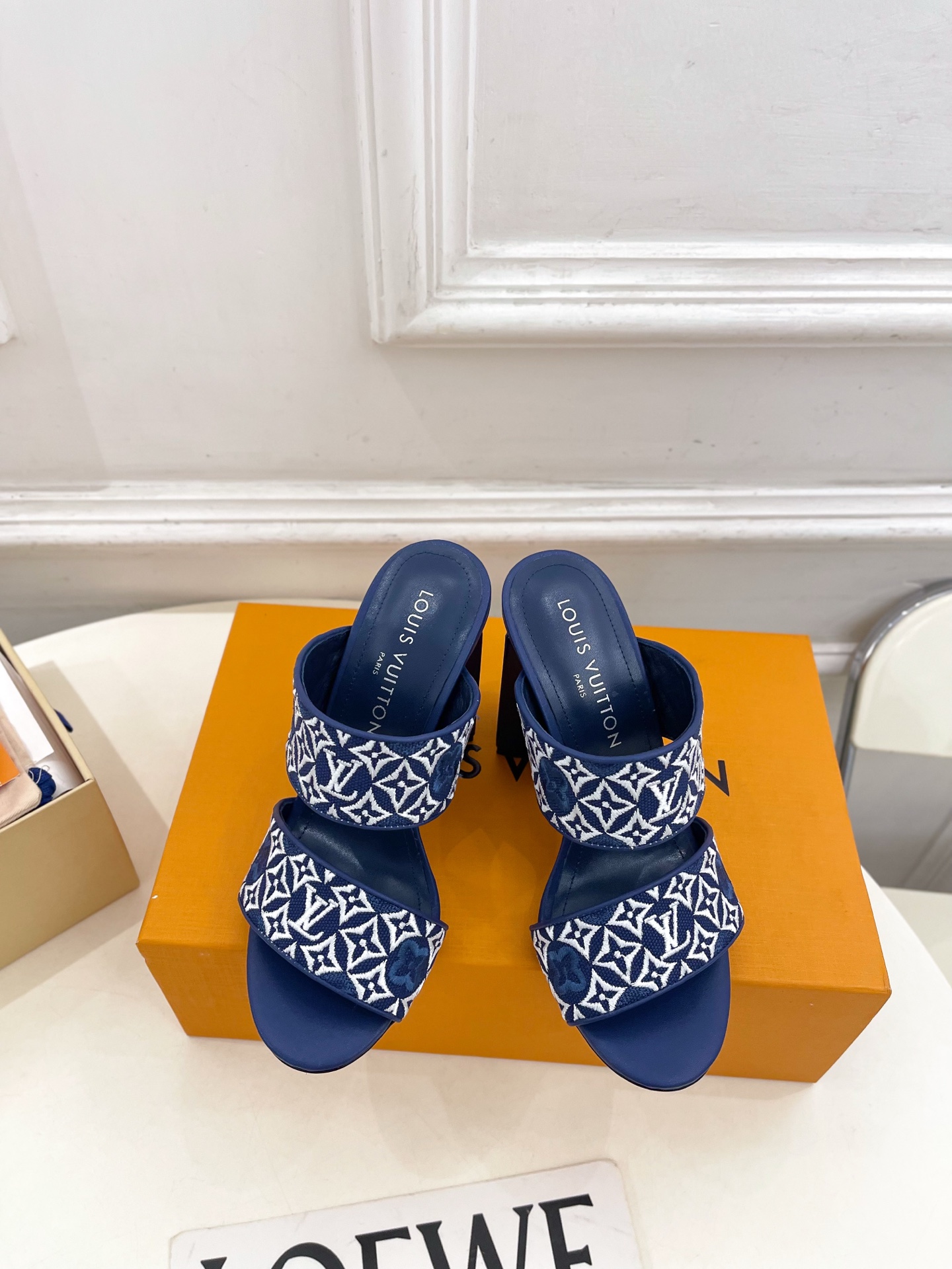 NO:651894,LV | Louis Vuitton 26 2026 spring and summer new products, the top version is the same as the original version. The counter focuses on the latest plum blossom and electric embroidery high-heeled slippers. New hard goods, BS purchasing level!  Full of high-end feel!  A popular model among bloggers at home and abroad, it is retro, fashionable and looks great on your feet!  Official website's main recommendation★ ━━━━━t ━━━━━ Highly customized upper with electric embroidery on imported canvas. Lining: imported goatskin lining. Outsole original Italian leather outsole. Heel height 10cm. Size 35-39 (34, 40, 41 customization is non-refundable). High-heeled shoes and slippers, louis vuitton, louis vuitton, high  heels,slippers,sheepskin,Leather soles19860909LV | 路易威登 26 2026春夏新品顶级版本原版一致 专柜主打最新款梅花跟电绣高跟拖鞋 硬货上新 BS代购级别！高级感十足！国内外博主刷爆的一款,复古又时髦上脚美炸了！官网主推款★ ━━━━━ t ━━━━━  鞋面高定制进口帆布电绣  内里: 进口山羊皮里 大底原版意大利真皮大底 跟高10cm  码数35-39（34、40、41定制不退换）,高跟鞋拖鞋,louis vuitton,louis vuitton,high heels,slippers,sheepskin,Leather soles,Women's Shoes