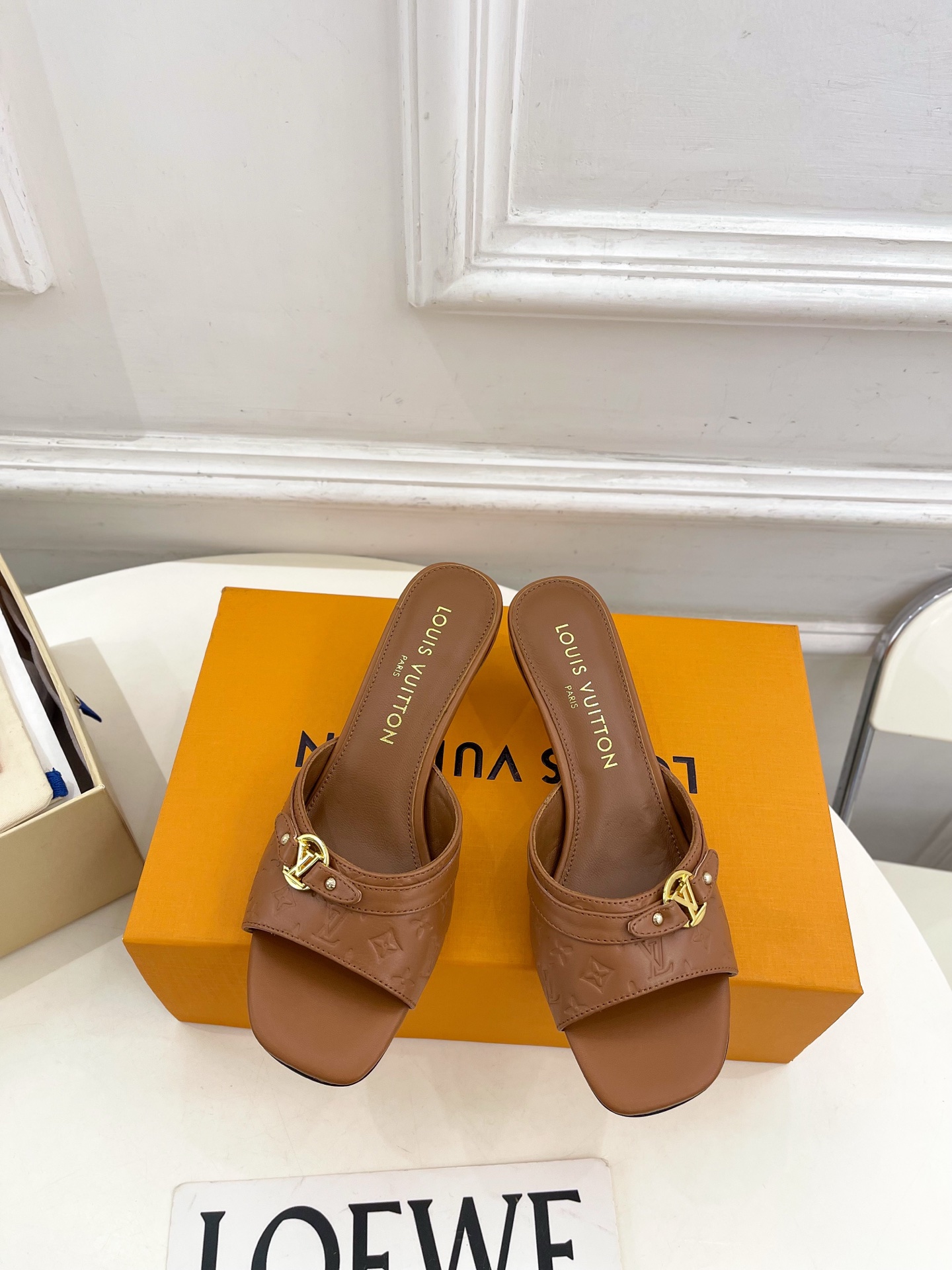 NO:651889,LV | Louis Vuitton 26 2026 spring and summer new models. The top version is the same as the original version. The counter focuses on the latest LV 6AM kitten heel embossed slippers. New hard goods. BS purchasing level!  Full of high-end feel!  A popular model among bloggers at home and abroad, it is retro, fashionable and looks great on your feet!  Official website main recommendation★ ━━━━━t ━━━━━ Original high-customized mixed sheepskin upper, imported sheepskin lining, original Italian leather outsole, heel height 5cm / 10cm, shoe size: 35-39 (34.40.41.42 customized), high heels and slippers, louis vuitton, louis  vuitton,high heels,slippers,sheepskin,Leather soles19860909LV | 路易威登 26 2026春夏新款 顶级版本原版一致 专柜主打最新款 LV 6AM 小猫跟压花拖鞋 硬货上新 BS代购级别！高级感十足！国内外博主刷爆的一款,复古又时髦上脚美炸了！官网主推款★ ━━━━━ t ━━━━━ 鞋面原版高定制混种羊皮 内里进口羊皮里 大底原版意大利真皮大底 跟高 5cm / 10cm 鞋码: 35-39（34.40.41.42定制）,高跟鞋拖鞋,louis vuitton,louis vuitton,high heels,slippers,sheepskin,Leather soles,Women's Shoes