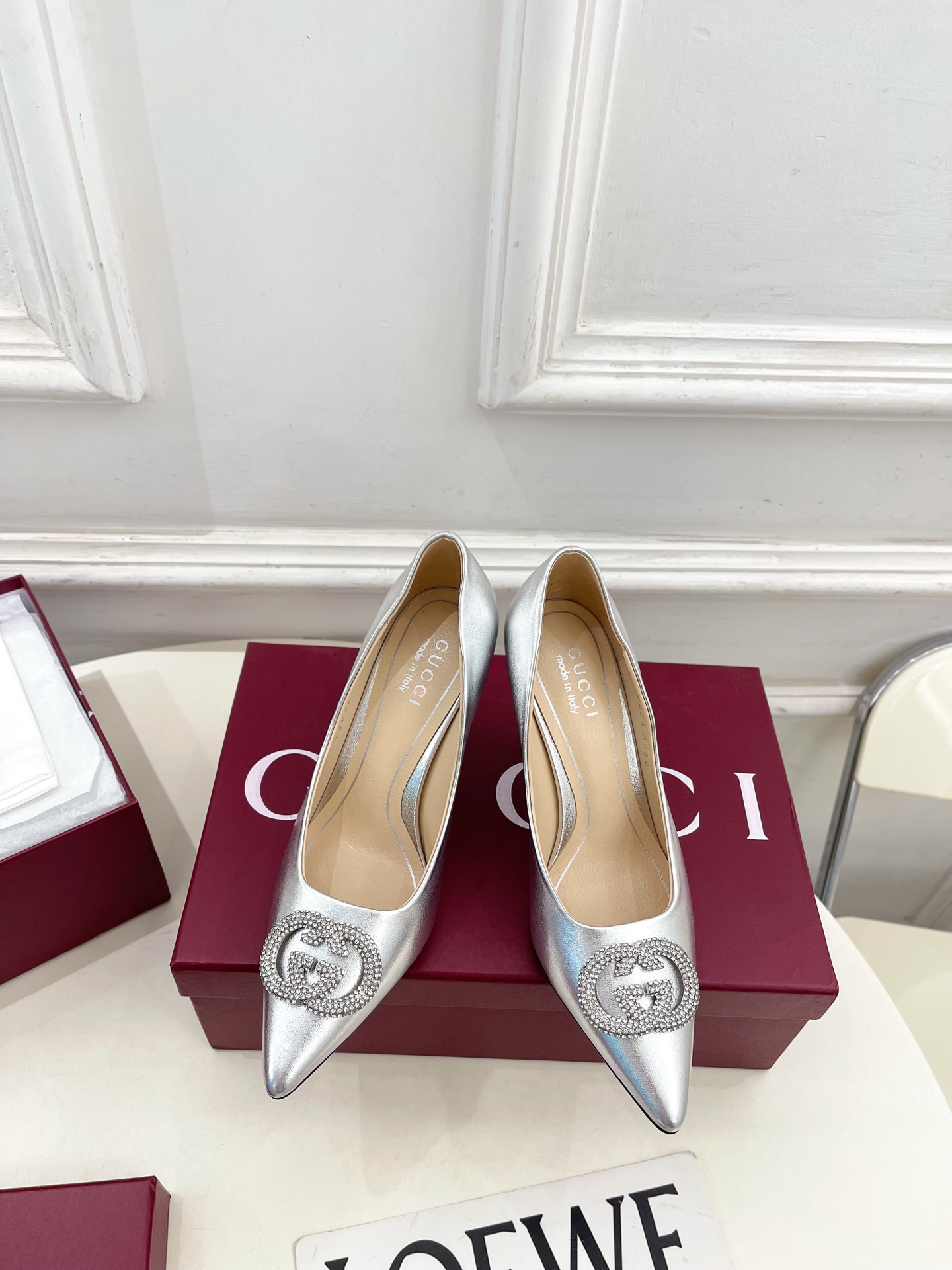 NO:651884,Gucci | Gucci 26 G’s flagship series is finally released, and the products are worth looking forward to!  Original classic, create new design, BS new style, classic double G rhinestone pointed toe high-heeled shoes, purchasing agent level!  Full of high-end feel!  A favorite among bloggers at home and abroad, it is retro and fashionable, easy to wear and looks great on your feet!  Official website mainly recommends, new colors are constantly updated ━━━━━ t ━━━━━ Original high-customized cowhide leather/sheep upper. Lining: imported sheepskin lining. Original Italian genuine leather outsole. Heel height 8.5cm. Shoe size:  35-39 (40.41.42 can be customized), high heels, gucci, gucci, gucci, high heels, cowhide, sheepskin, sheep, Leather soles19860909Gucci | 古驰 26 G家主打系列终于面世,狠货值得期待！原有的经典 创造新设计 BS新款 经典双G水钻尖头高跟单鞋 代购级别！高级感十足！国内外博主刷爆的一款,复古又时髦 穿搭简便 上脚美炸了！官网主推,新色持续更新 ━━━━━ t ━━━━━ 鞋面原版高定制牛皮/羊猄  内里: 进口羊皮里 大底原版意大利真皮大底 跟高8.5cm 鞋码: 35-39（40.41.42可定制）,高跟鞋单鞋,gucci,gucci,gucci,high heels,cowhide,sheepskin,sheep,Leather soles,Women's Shoes