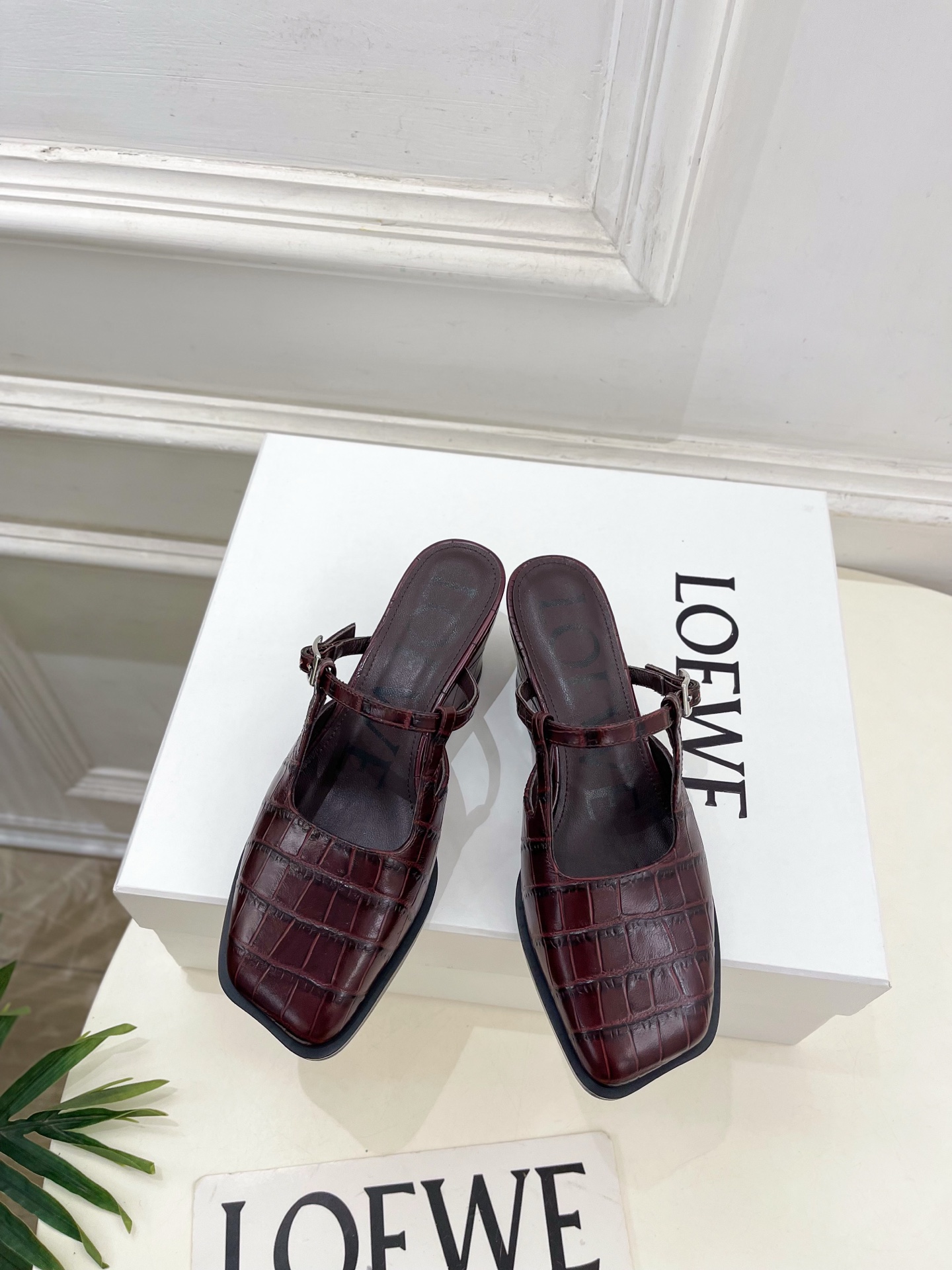 NO:651936,LOEWE 2026 Spring and Summer New Onda Thick Heel Mules —————————— LOEWE, as the most popular designer brand in the past two years, has simple design, clever details, fresh and refined!  If you don’t want to hit the streets with random styles, you can check out this brand. It’s relatively niche but is so easy to match. You can see this brand everywhere on Instagram and Xiaohongshu!  BS original one-to-one customization, original specific calfskin upper, imported goatskin lining, original imported genuine leather outsole, heel height 5cm, size 35-39 (40.41. Customized, non-returnable), semi-trailer, loewe, loewe, cowhide, sheepskin, Leather soles19860909LOEWE 罗意威 2026春夏新品 Onda 粗跟穆勒鞋 ————————— LOEWE作为这两年最受欢迎的设计师牌,设计简单、细节巧妙、清新脱俗！ 不想满大街撞款的可以看看这个品牌,比较小众却又是那么好搭配,ins、小红书随处可见这个品牌的身影 ！BS原版一比一定制 鞋面原版特定小牛皮 内里进口山羊皮 大底原版进口真皮大底 跟高5cm 码数35-39(40.41.订做不退换）,半拖,loewe,loewe,cowhide,sheepskin,Leather soles,Women's Shoes