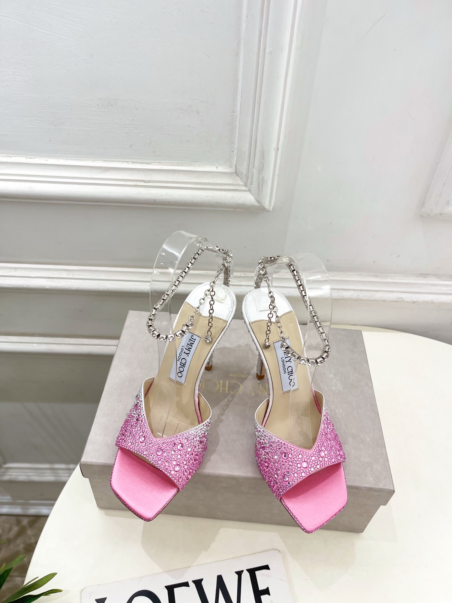 NO:651927,JimmyChoo Jimmy Choo 26ss ——— 2026ss early spring new product. The latest classic diamond chain square-toe crystal high-heeled sandals in the counter. A lady-like style. A shoe that is super comfortable for the feet. It lasts forever. The fashionable charm starts from the first step. Enjoy the envious eyes. This year, the pointed-toe high-heeled shoes are more fragrant and have begun to lead the fashion trend again. They are versatile and durable!  Original high-customized silk upper with hot rhinestones, imported sheepskin lining, original Italian leather outsole, heel height 10cm, size 35-39 (40.41 custom-made, non-returnable), high heels and sandals,jimmy choo,jimmy choo,sandals,high heels,sheepskin,real silk,Leather soles19860909JimmyChoo吉米周 26ss ———  2026ss早春新品 专柜最新经典钻石链条方头水晶高跟凉鞋 名媛气质款 上脚超级舒适的一款鞋,历久弥新,时髦魅力始于足下,悦享羡慕眼光,今年尖头高跟鞋比较香,又开始引领时尚趋势了,百搭耐看 ！ 鞋面原版高定制真丝烫钻 内里进口羊皮里 大底原版意大利真皮大底 跟高10cm 尺码35-39（40.41定做不退换）,高跟鞋凉鞋,jimmy choo,jimmy choo,sandals,high heels,sheepskin,real silk,Leather soles,Women's Shoes