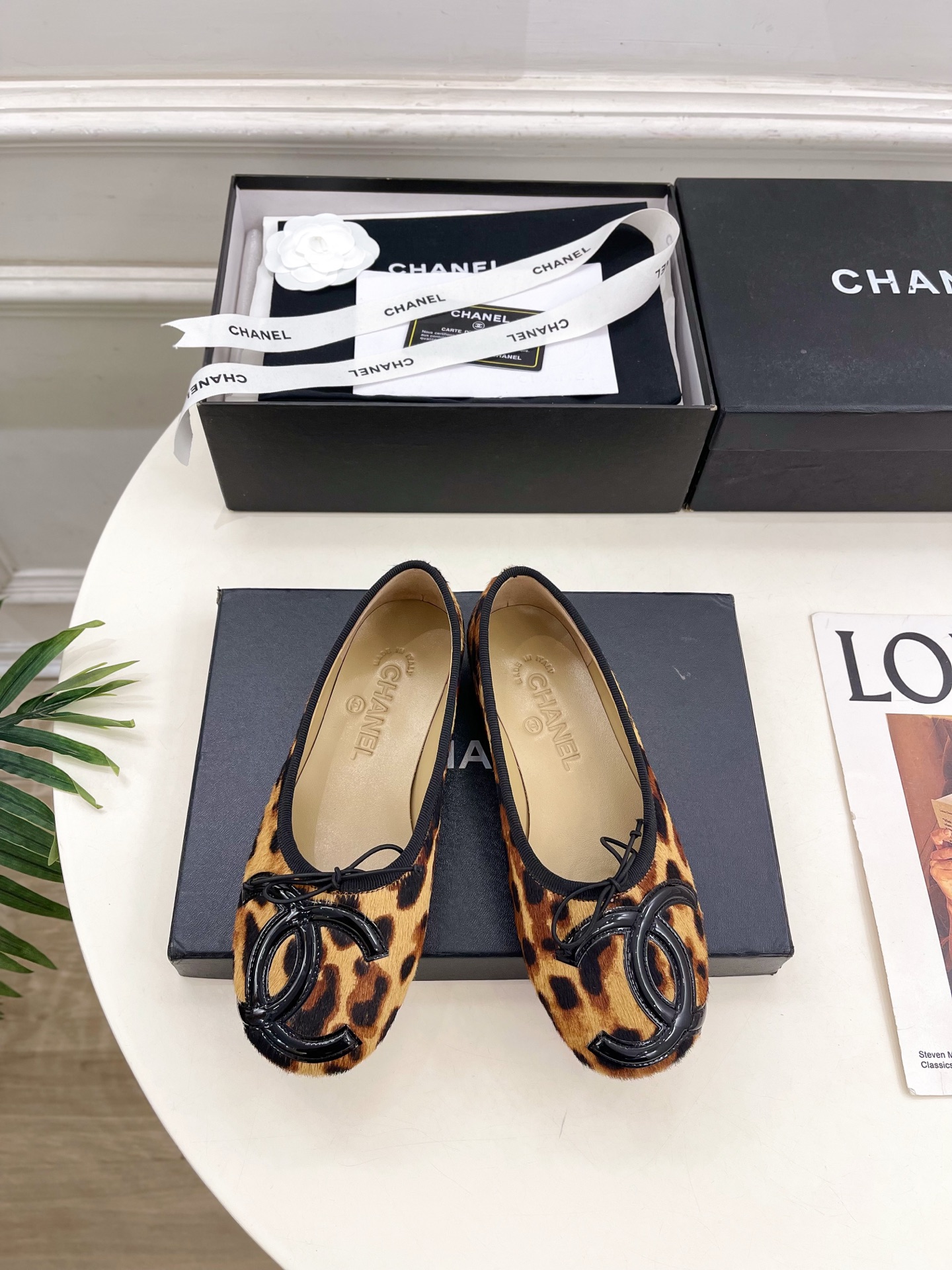 NO:651917,| Xiaoxiang 25 2025 autumn and winter new products, classic catwalk models in the counter, Xiaoxiang's large double C bow leopard print horse hair ballet shoes are new in the series. The absolute best in the BS fashion circle. The matching will interpret the meticulous, minimalist and never-fading classic elements, showing a unique dressing style that is too beautiful to say. A must-have for summer... ━━━━━ t  ━━━━━ Highly customized original horsehair upper, imported silk sheepskin lining, original molded outsole, customized non-slip outsole, high flat heel, shoe size: 35-39 (40.41 customized, non-refundable), single shoes, sheepskin19860909| 小香 25 2025 秋冬新品 专柜经典走秀款 小香大双C蝴蝶结豹纹马毛芭蕾鞋 系列上新 BS时尚圈的绝绝子 搭配将演绎着细致 极简 永不褪去的经典元素 展现与众不同的穿搭风格美到无话可说 夏季必入款…… ━━━━━ t ━━━━━ 鞋面高定制原版马毛 内里进口丝绸羊皮里 大底原版开模定制防滑大底 跟高平底 鞋码: 35-39（40.41定制不退换）,单鞋,sheepskin,Women's Shoes