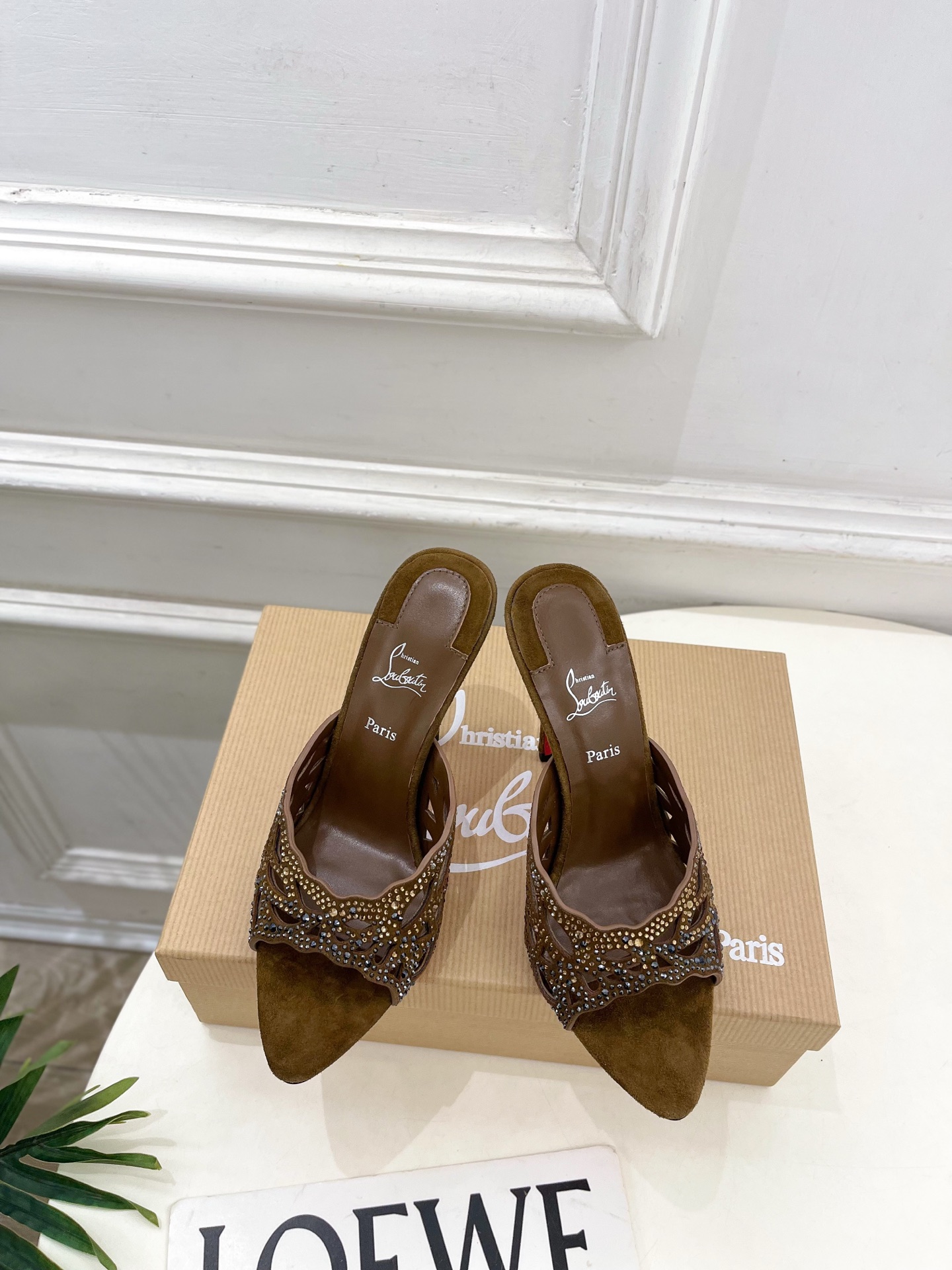 NO:651908,Christian Louboutin Road Platinum CL red-soled shoes 26ss early spring new product Rhinestone hollow pointed toe high-heeled slippers Red-soled shoe series, charming and gorgeous top-notch hard goods are new. BS stars have the same style, platform anchors and Internet celebrity bloggers love to perform, fashionable and elegant temperament, showing sexy and enchanting femininity. Fairy and charming~classic and elegant. Original custom-made silk fabric, imported sheepskin lining, original leather outsole, 10cm high heel  Size 35-39 (40.41. Can be customized), high heels and slippers, christian louboutin, high heels, slippers, sheepskin, real silk, Leather soles19860909Christian Louboutin路铂廷CL 红底鞋 26ss早春新品 水钻镂空尖头高跟拖鞋 红底鞋系列,魅惑华丽的顶级硬货上新 BS明星同款,平台主播、网红博主倾情演绎,时尚优雅气质 尽显性感妖娆女人味.仙气逼人～经典高贵优雅 面料原版定制真丝 内里进口羊皮内里 大底原版真皮大底 跟高10cm 码数35-39（40.41.可定做）,高跟鞋拖鞋,christian louboutin,high heels,slippers,sheepskin,real silk,Leather soles,Women's Shoes