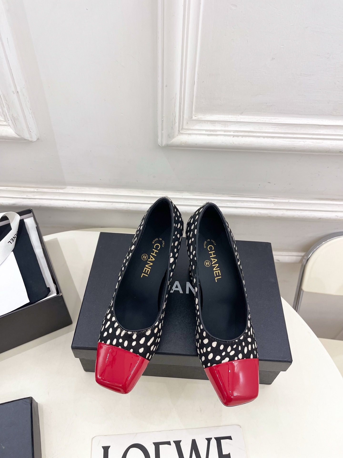 NO:668617,| Xiaoxiang 25 new autumn and winter products, classic catwalk models in the counter, Xiaoxiang double C square toe color-blocked high-heeled shoes are new in the series. The absolute best in the BS fashion circle. The matching will interpret the meticulous, minimalist and never-fading classic elements, showing a unique dressing style that is too beautiful to say. A must-have item for summer... ━━━━━ t ━━━━━  Original high-customized sheepskin/leopard print upper, imported silk sheepskin lining, original Italian genuine leather outsole, heel height 8.5cm, shoe size: 35-39 (40.41 customized, non-refundable), leather surface, leopard print, high-heeled shoes, high heels, sheepskin, Leather soles19860909| 小香 25  秋冬新品 专柜经典走秀款 小香双C方头拼色高跟单鞋 系列上新 BS时尚圈的绝绝子 搭配将演绎着细致 极简 永不褪去的经典元素 展现与众不同的穿搭风格美到无话可说 夏季必入款…… ━━━━━ t ━━━━━ 鞋面原版高定制羊皮/豹纹  内里进口丝绸羊皮里 大底原版意大利真皮大底 跟高8.5cm 鞋码: 35-39（40.41定制不退换）  皮面 豹纹,高跟鞋单鞋,high heels,sheepskin,Leather soles,Women's Shoes