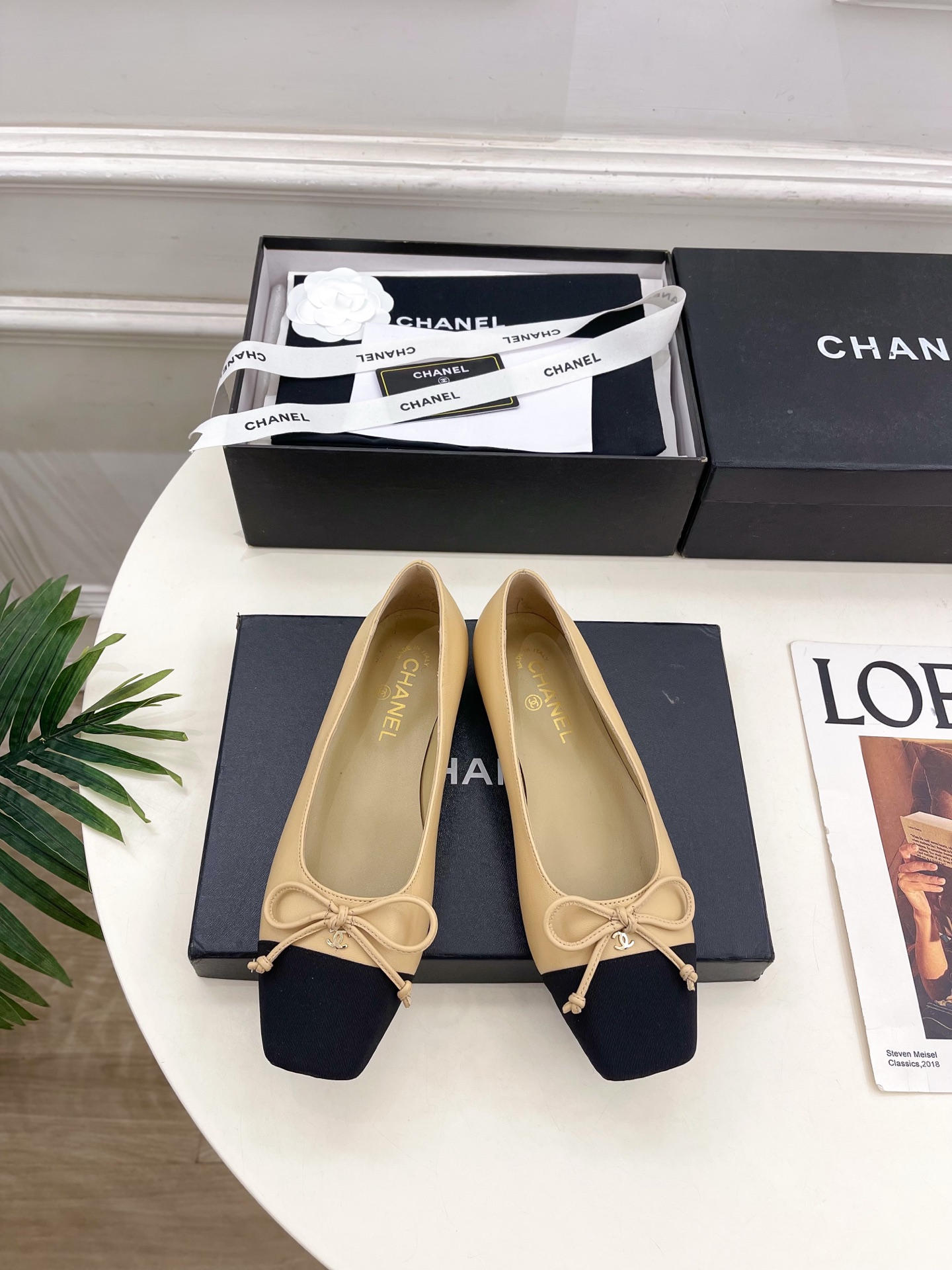 NO:668611,| Xiaoxiang 26 2026 Spring and Summer New Products Xiaoxiang Double C Bow Flat Ballet Shoes New Series A must-have in the BS fashion circle. The combination will interpret meticulous, minimalist and classic elements that will never fade away. It will show a unique dressing style that is so beautiful that it is beyond words. A must-have for summer... ━━━━━t ━━━━━ Original high-customized sheepskin upper  Lining imported mixed sheepskin, outsole original Italian leather outsole, high flat heel, shoe size: 35-39 (40.41 customized, non-returnable), ballet shoes, sheepskin, Leather soles19860909| 小香 26 2026春夏新品 小香双C蝴蝶结平底芭蕾鞋 系列上新 BS时尚圈的绝绝子 搭配将演绎着细致 极简 永不褪去的经典元素 展现与众不同的穿搭风格美到无话可说 夏季必入款…… ━━━━━ t ━━━━━  鞋面原版高定制羊皮 内里进口混种羊皮里 大底原版意大利真皮大底 跟高平底 鞋码: 35-39（40.41定制不退换）,芭蕾舞鞋,sheepskin,Leather soles,Women's Shoes