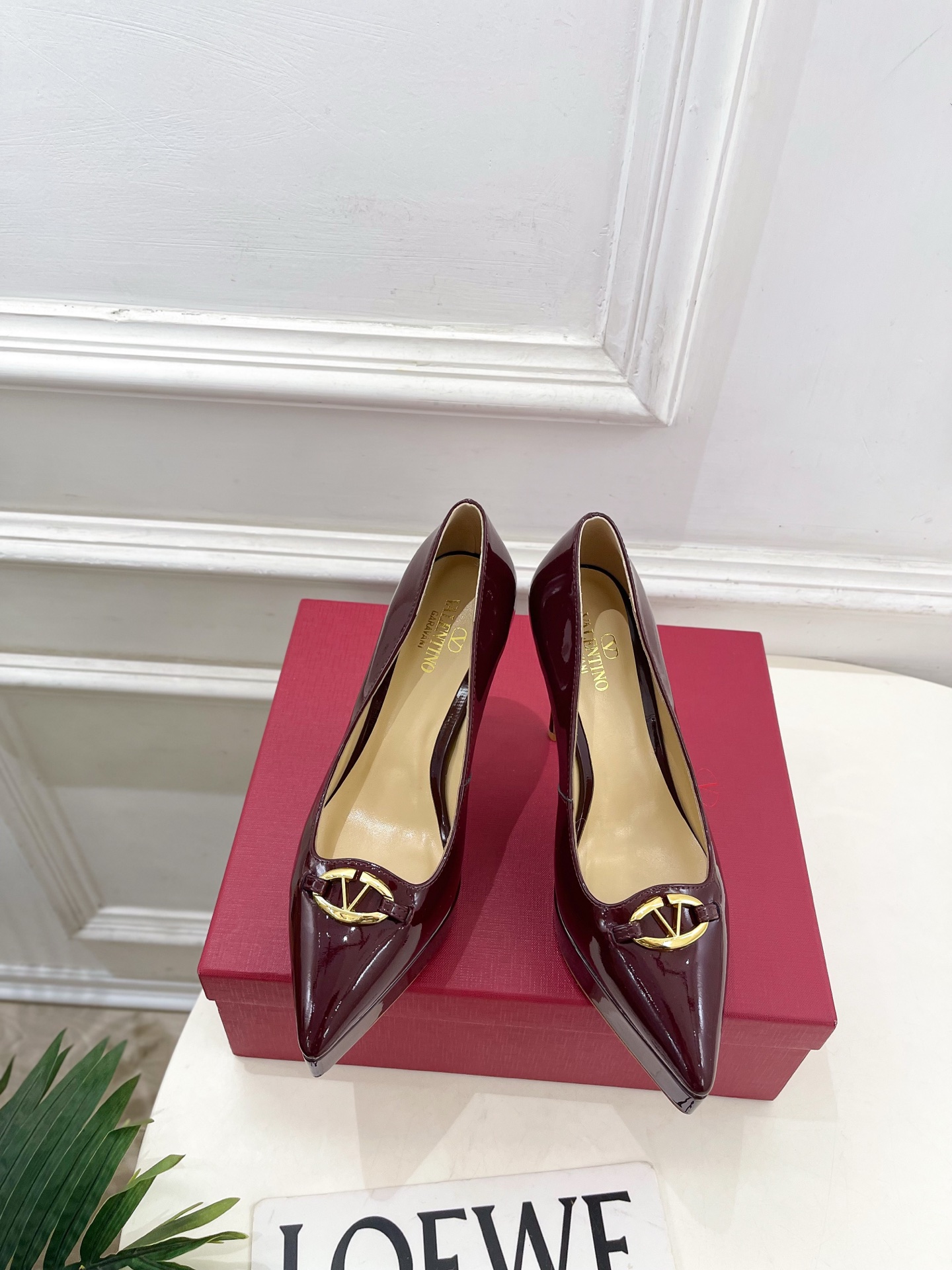 NO:668609,Valentino Valentino 26 2026ss new spring and summer metal V-buckle pointed toe high-heeled platform shoes are new ———————————— Valentino Garavani’s classic “Roman Stud” series debuts in a new interpretation!  The latest golden V-buckle element is full of high-end feel!  BS is extremely fashionable ~ Highly customized cow patent leather upper, imported hybrid sheepskin lining, Italian genuine leather outsole, heel height 12cm/water platform 3cm, size 35-39 (40.41. Customized, non-refundable) price, high heels, valentino, valentino, high heels, sheepskin, Leather soles19860909Valentino 华伦天奴 26 2026ss春夏新品 金属V扣尖头高跟防水台单鞋 上新 —————————————— Valentino Garavani 的经典“Roman Stud”系列以全新的诠释方式首发！最新金色V扣元素 满满的高级感 ！BS时尚度爆棚～ 鞋面高定制牛漆皮 内里进口混种羊皮里 大底意大利真皮大底 跟高12cm/水台3cm 码数35-39（40.41.定做不退换） 价格,高跟鞋单鞋,valentino,valentino,high heels,sheepskin,Leather soles,Women's Shoes